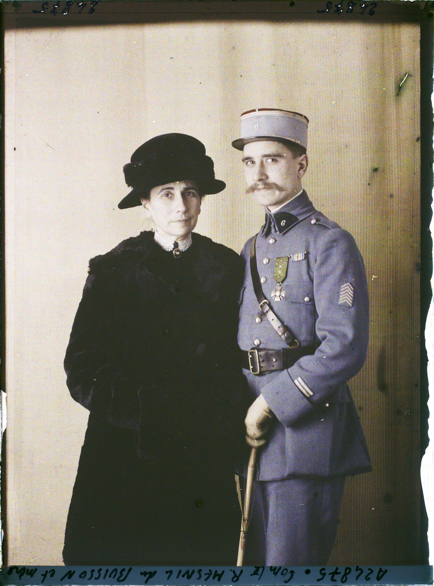 Image représentant Le Comte  Robert du Mesnil du Buisson en compagnie de sa mère Berthe