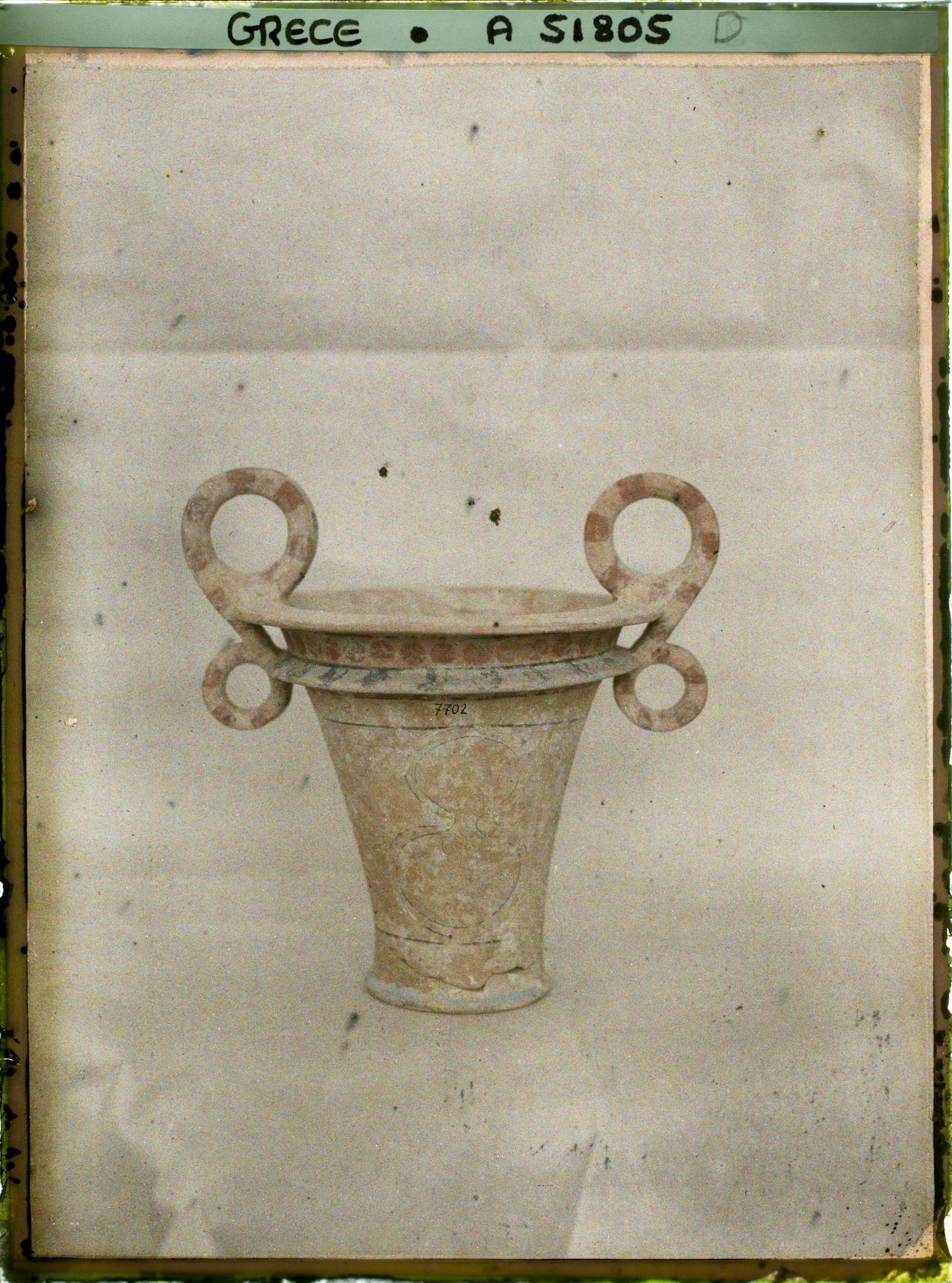 Image représentant Musée archéologique - Vase à anses à décor peint représentant un bouclier ?) provenant de la tombe royale d'Isopata près de Cnossos