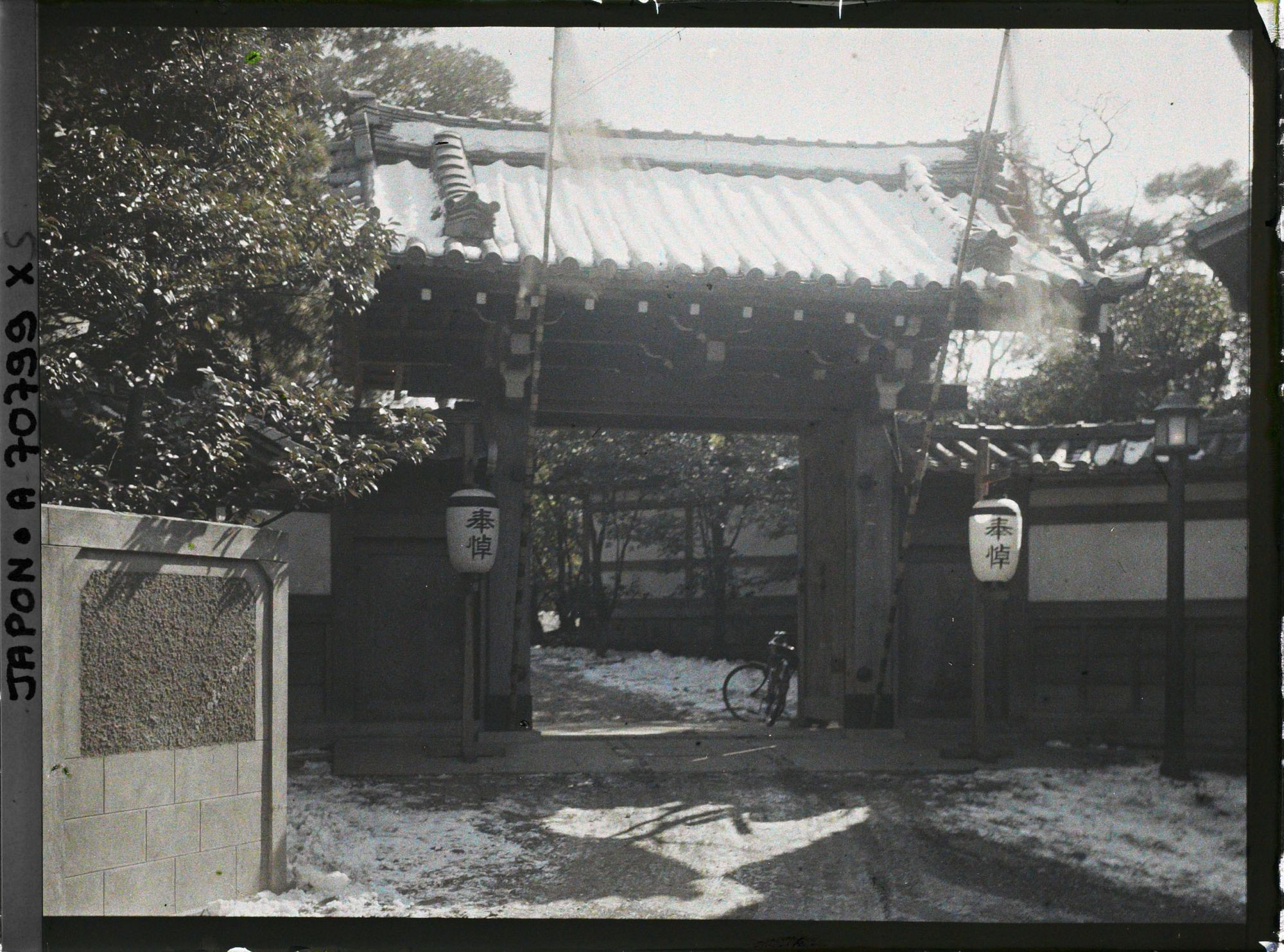 Image représentant Funérailles de l'Empereur Taisho-Tenno (Yoshihito) : décor mortuaire d'une petite porte