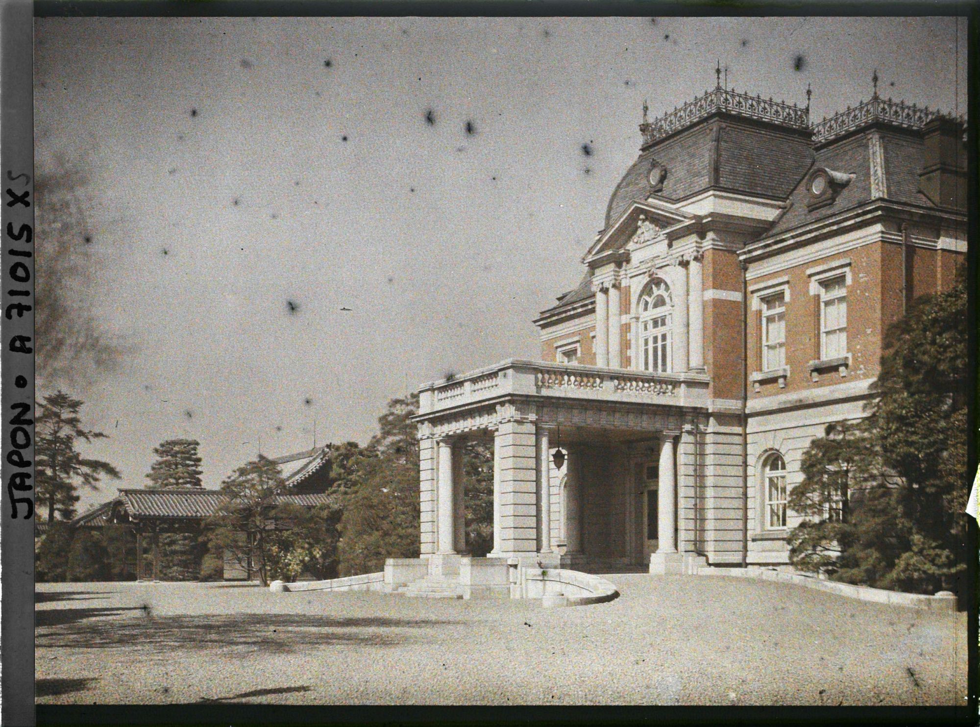 Image représentant Résidence du prince Kuni : côté entrée