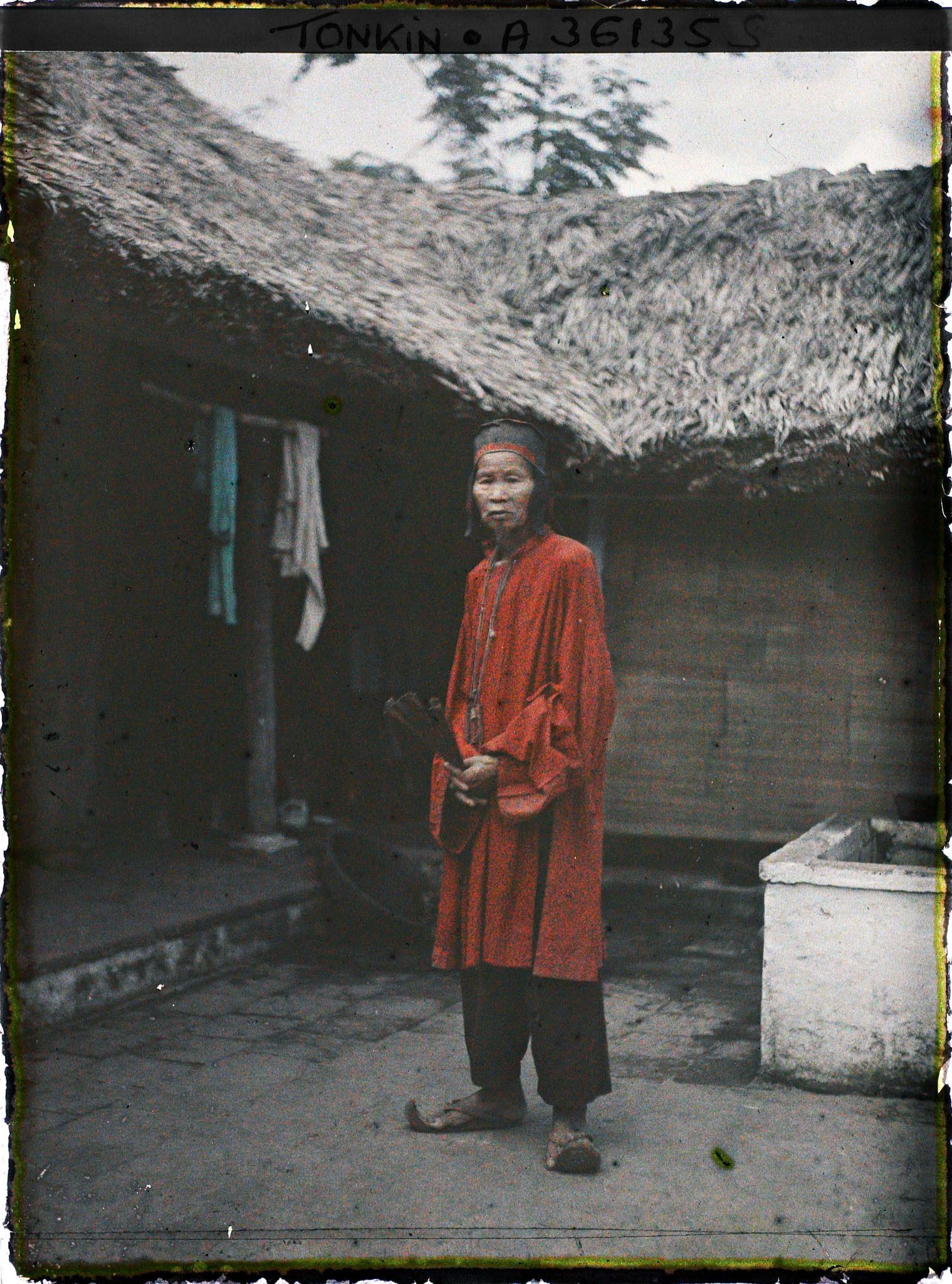 Image représentant Un notable de village en costume de cérémonie à l'occasion d'un mariage, assis dans une cour intérieure