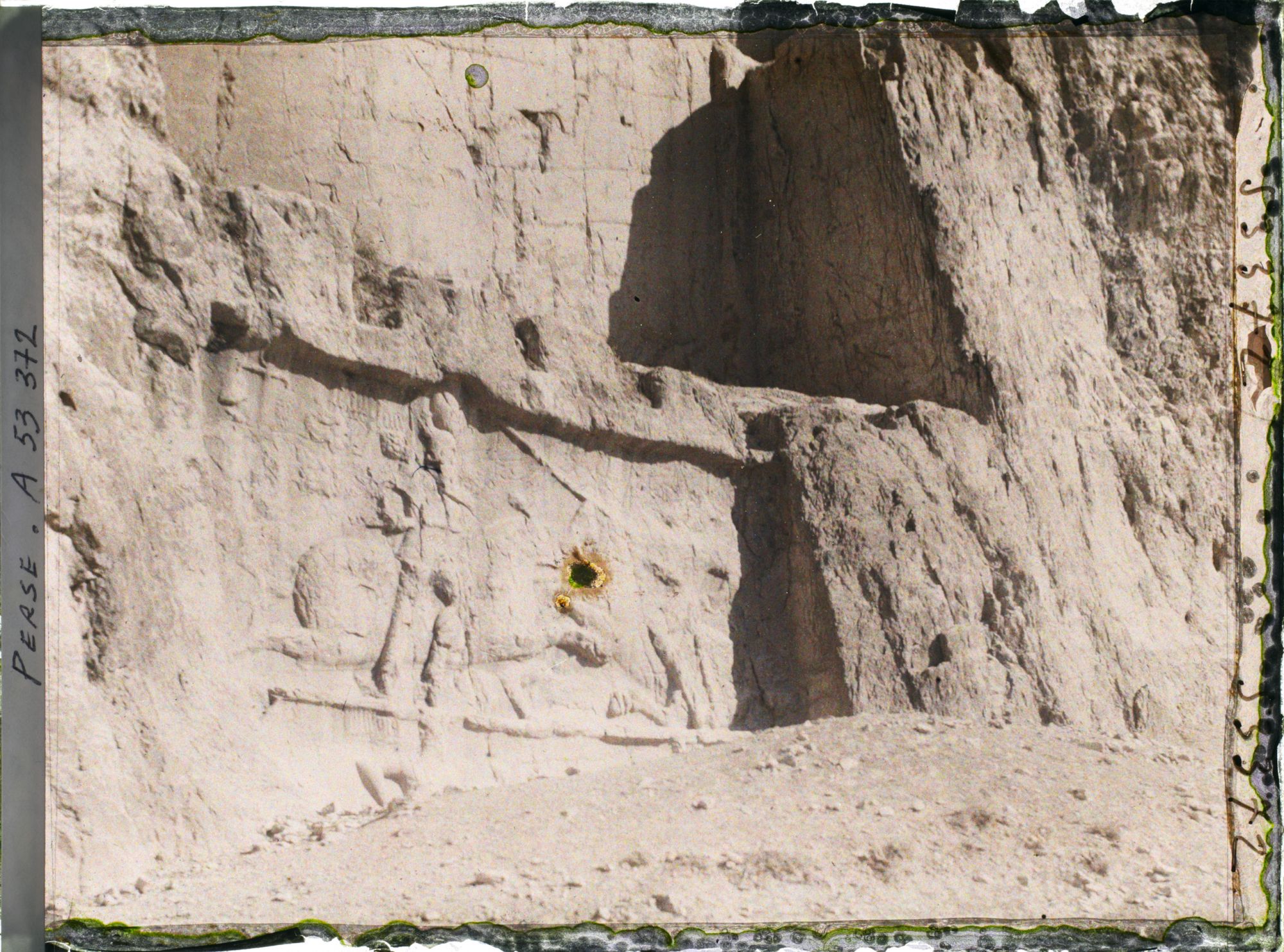 Image représentant Bas-relief sassanide sous le tombeau de Darius Ier représentant une scène de combat équestre du roi Bahram II