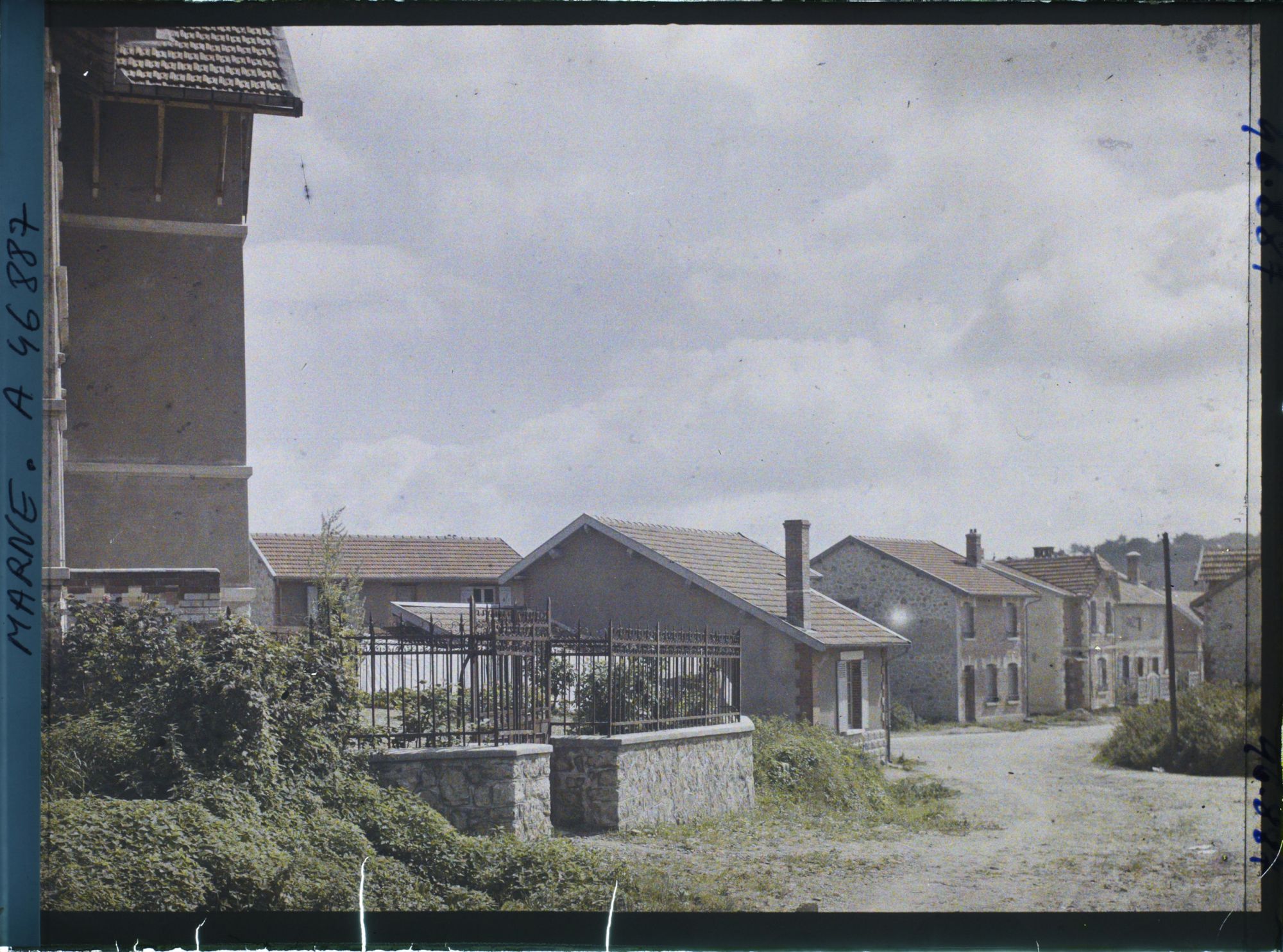 Image représentant France, Vienne le Château Marne (475 h.), Entrée par la rte de Binarville