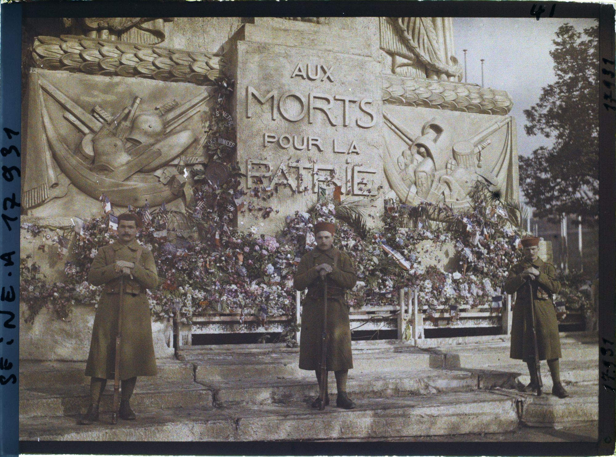 Image représentant Soldats de l'Armée coloniale aux pieds du Cénotaphe dedié aux morts pour la patrie place de l'Etoile
