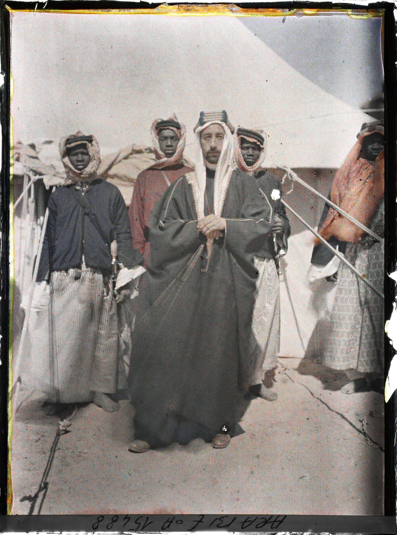 Image représentant L'émir Fayçal, commandant des forces arabes du royaume du Hedjaz et ses esclaves