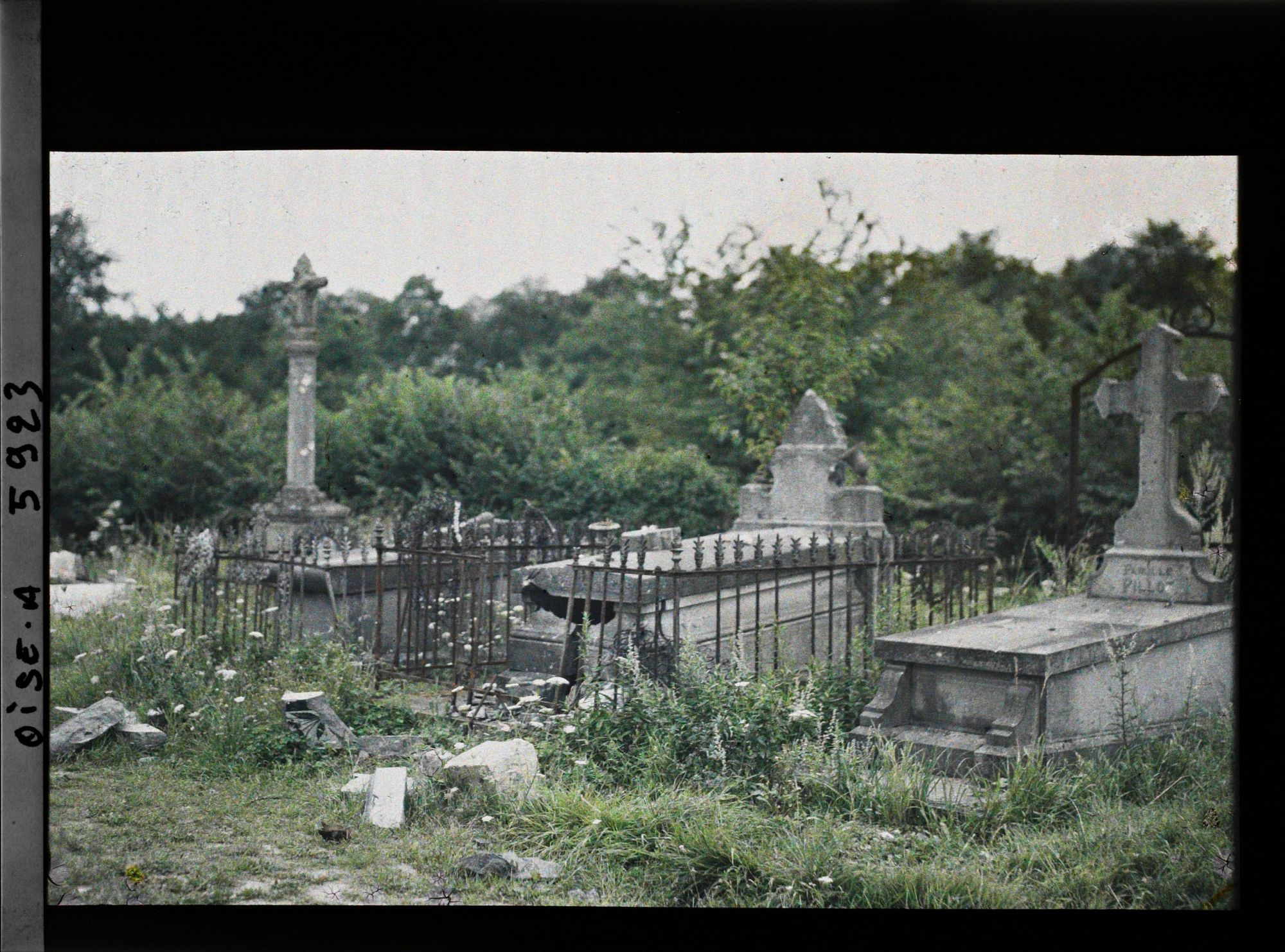 Image représentant Tombeau crevé par un obus à Gury