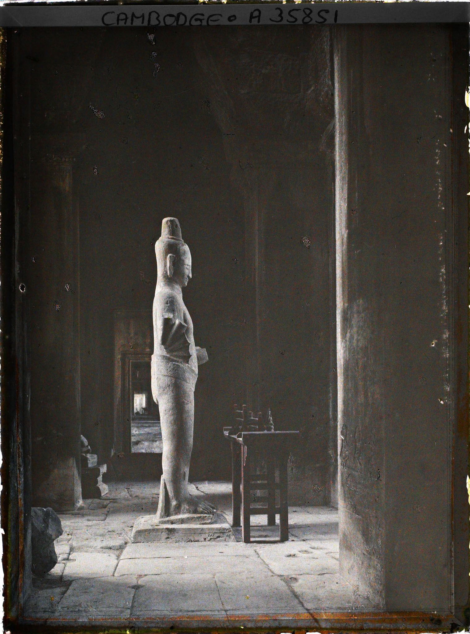 Image représentant Une statue bouddhique ou hindoue dans une galerie du troisième niveau?