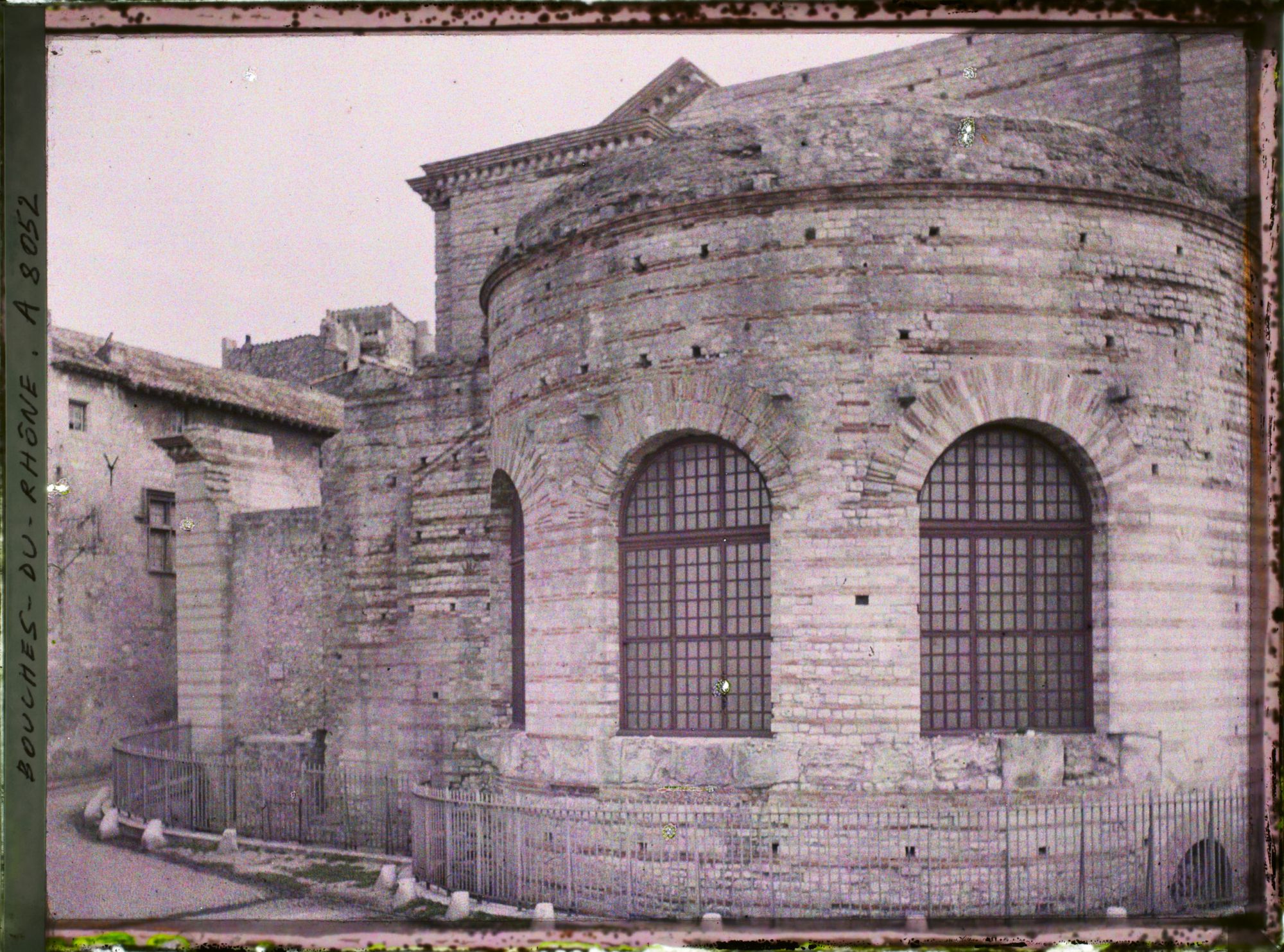 Image représentant Le solium semi-circulaire des thermes de Constantin, vu du Nord