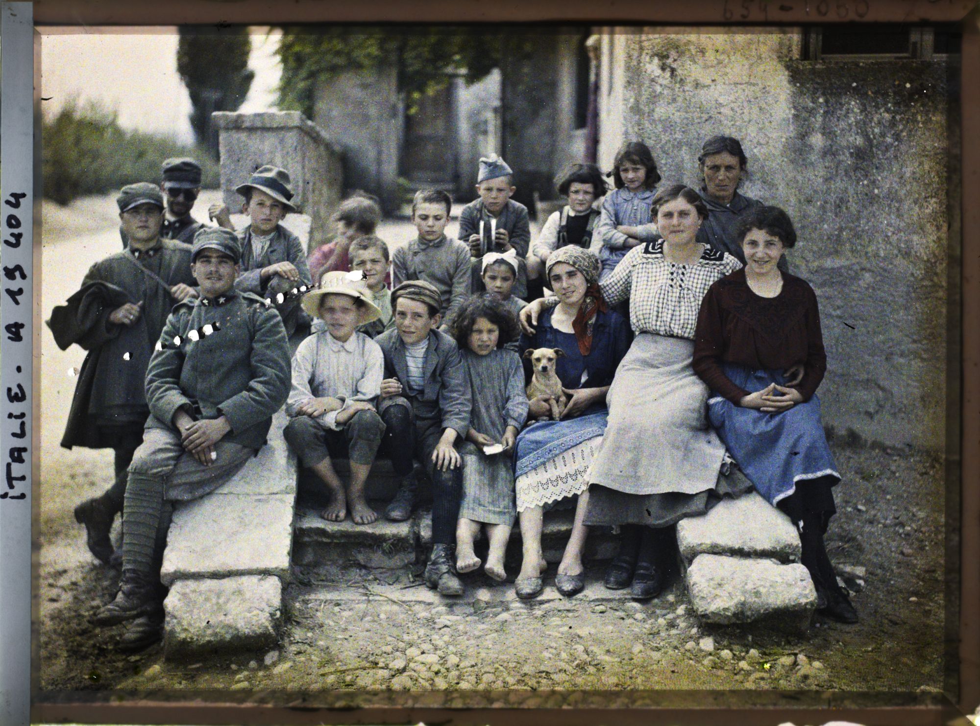 Image représentant Groupe d'enfants et de soldats italiens