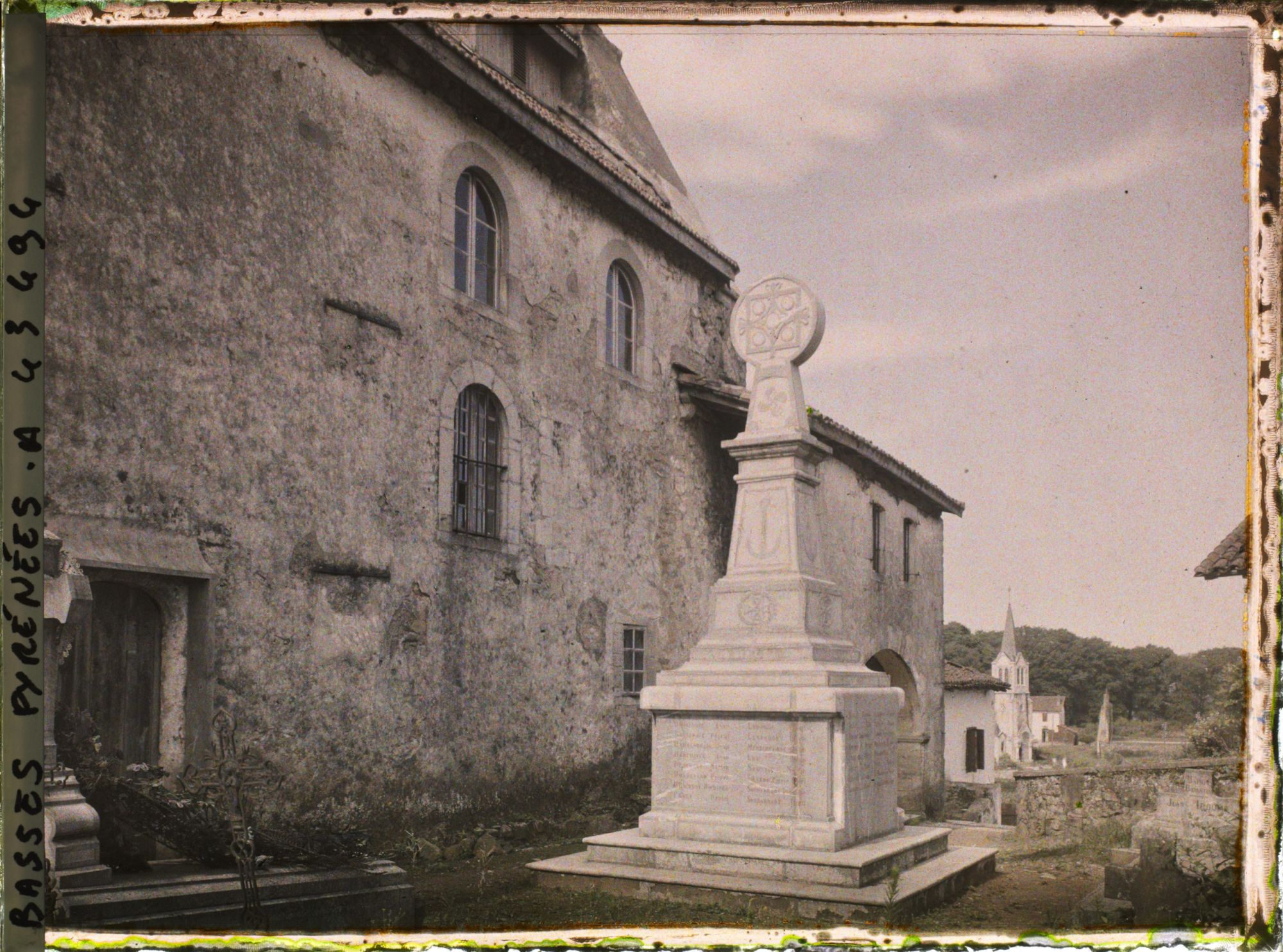 Image représentant France, Villefranque, Dans le Cimetière, le Monumt aux Morts