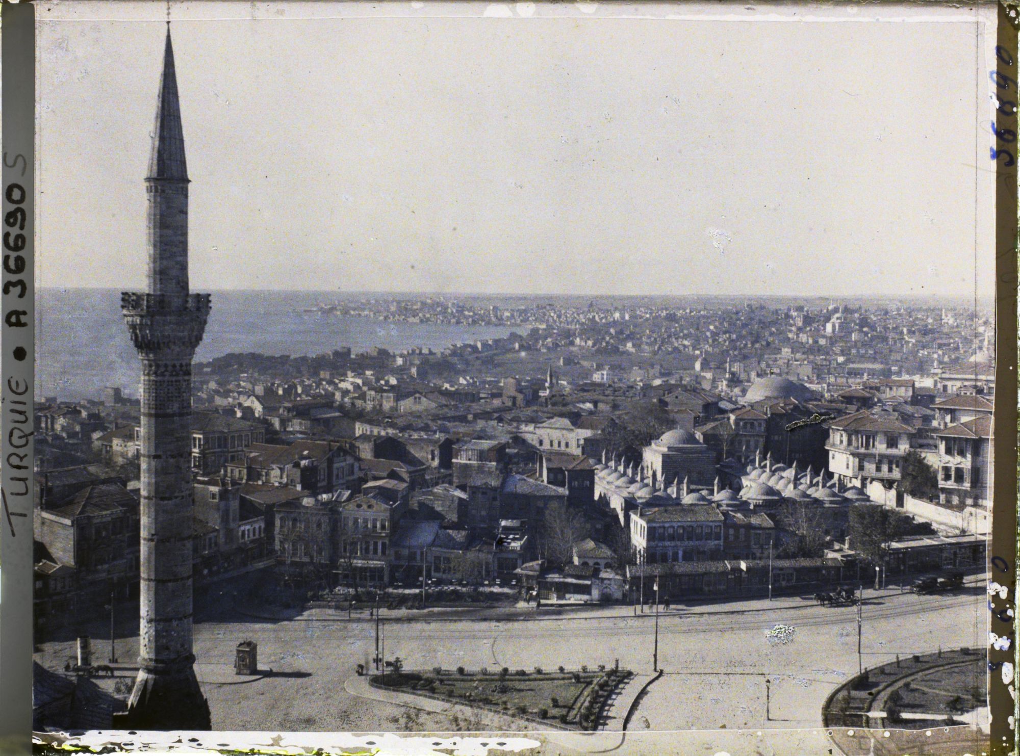 Image représentant Panorama depuis un minaret de la Beyazit Camii (M. de Beyazit), vers la mer de Marmara (vers le sud)