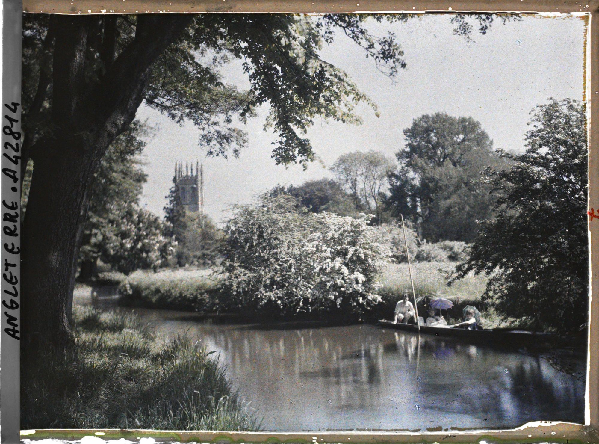 Image représentant Personnes sur une embarcation au bord du fleuve isis. Au fond, la tour du Magdalen College