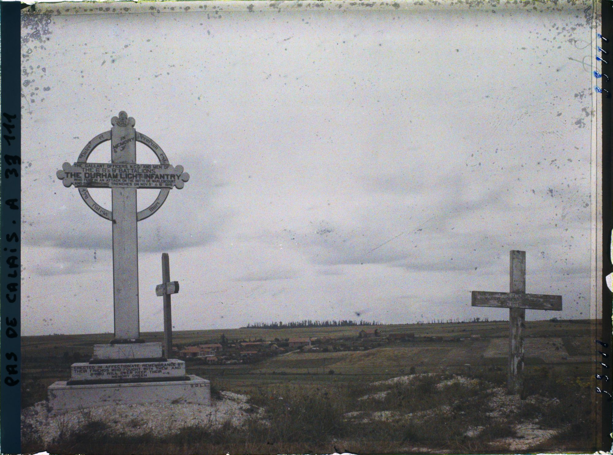 Image représentant France, Warlencourt, Monument anglais du Sommet de la butte, au fond, le Village de Warlencourt
