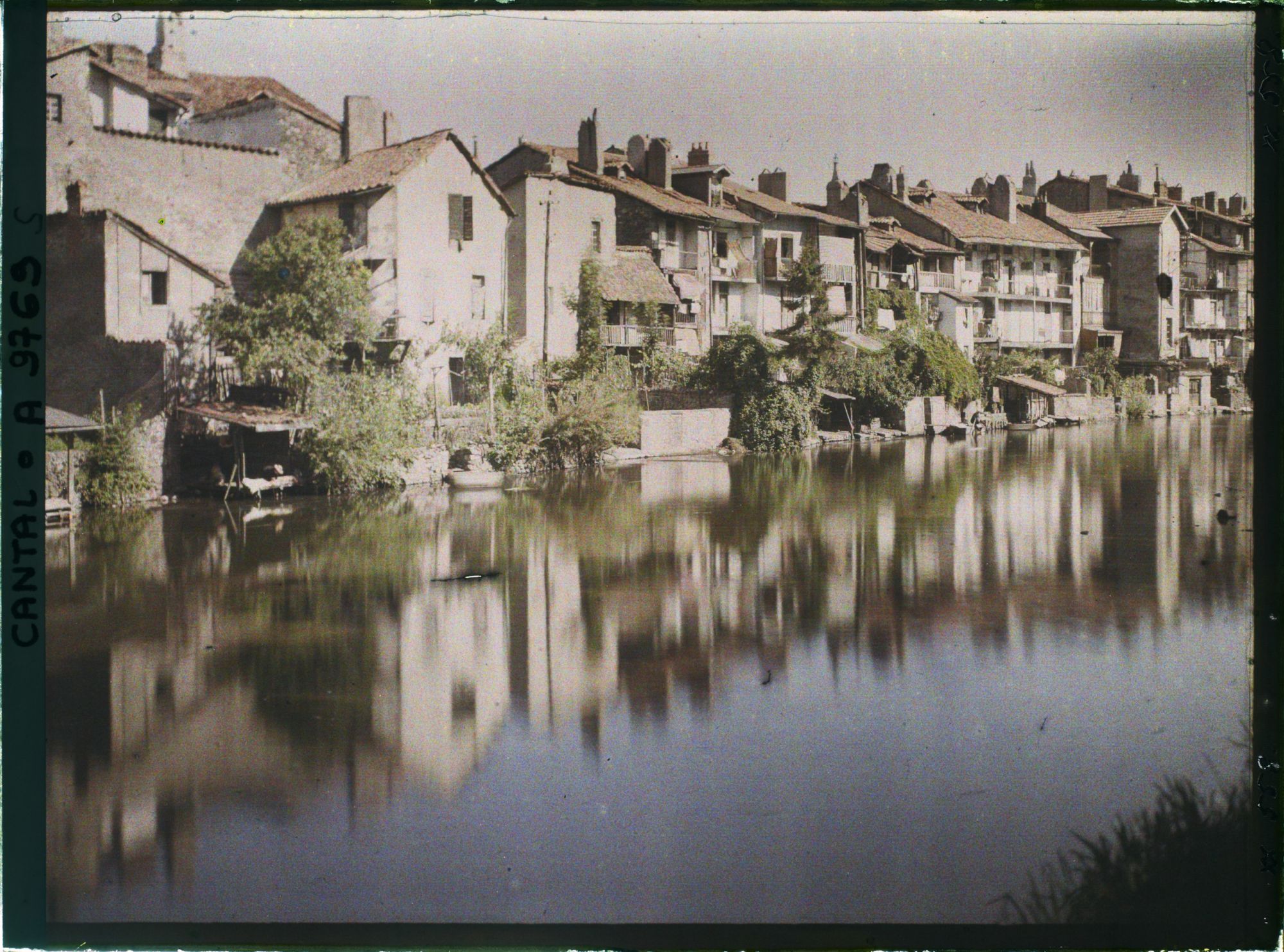 Image représentant Les maisons au bord de la Jordanne, quartier du Pont Rouge