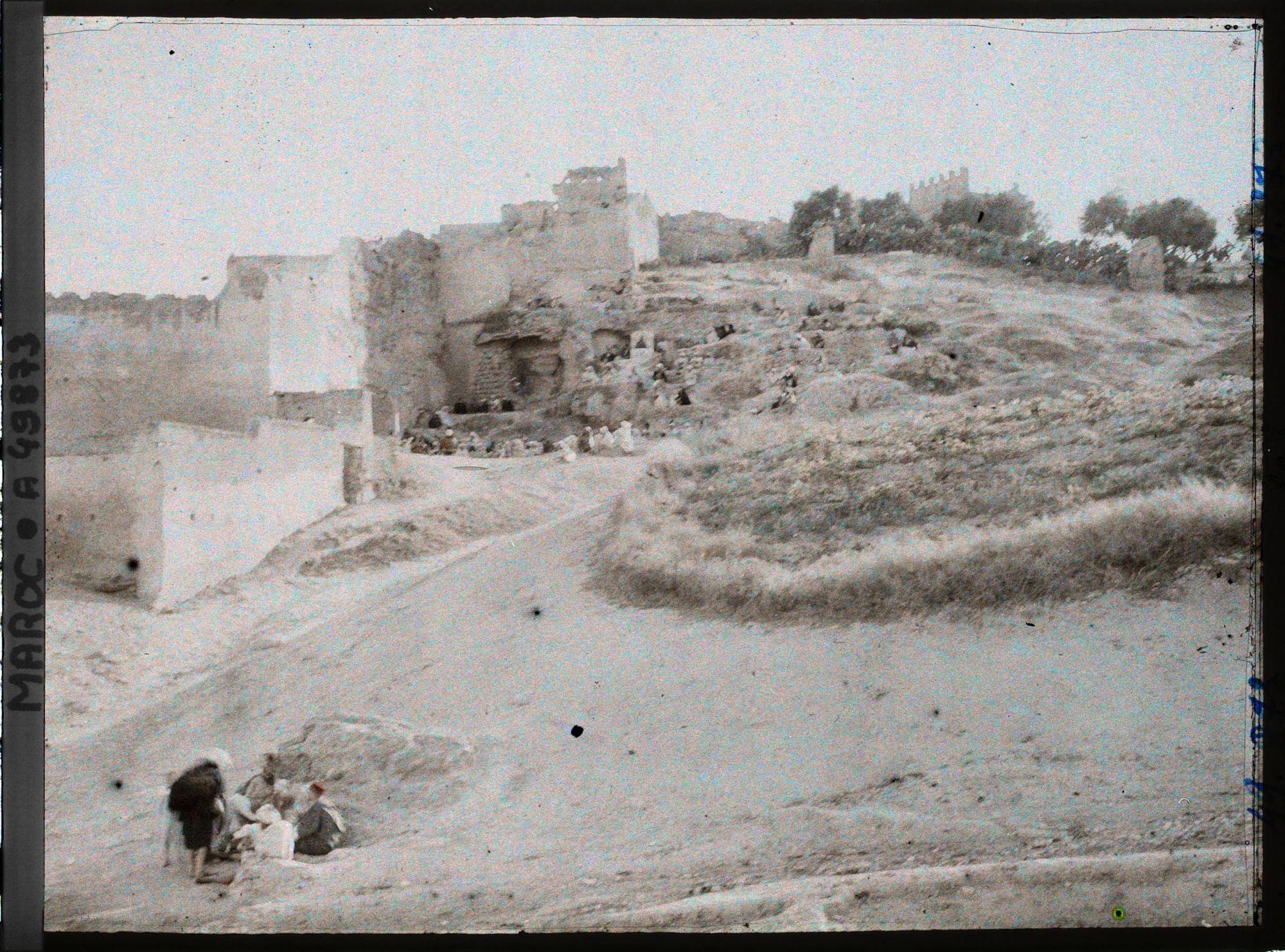 Image représentant Des conteurs et leur auditoire sous les remparts près de la porte Bâb Guissa