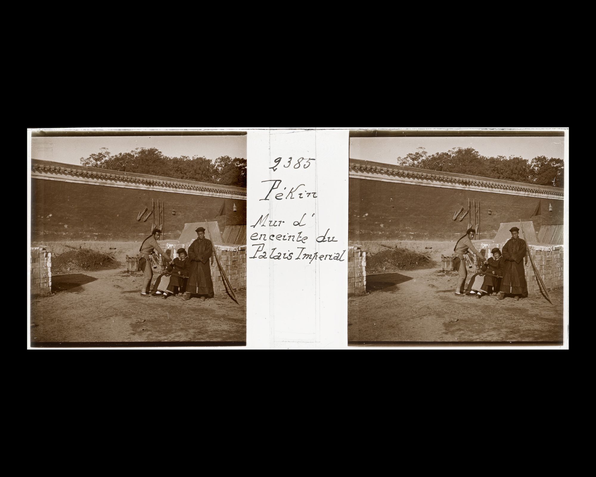 Image représentant Trois hommes sur Jingshan dongdajie ("avenue à l'Est de la Montagne de la Contemplation"), contre le mur d'enceinte de Jingshan ("montagne de la Contemplation")