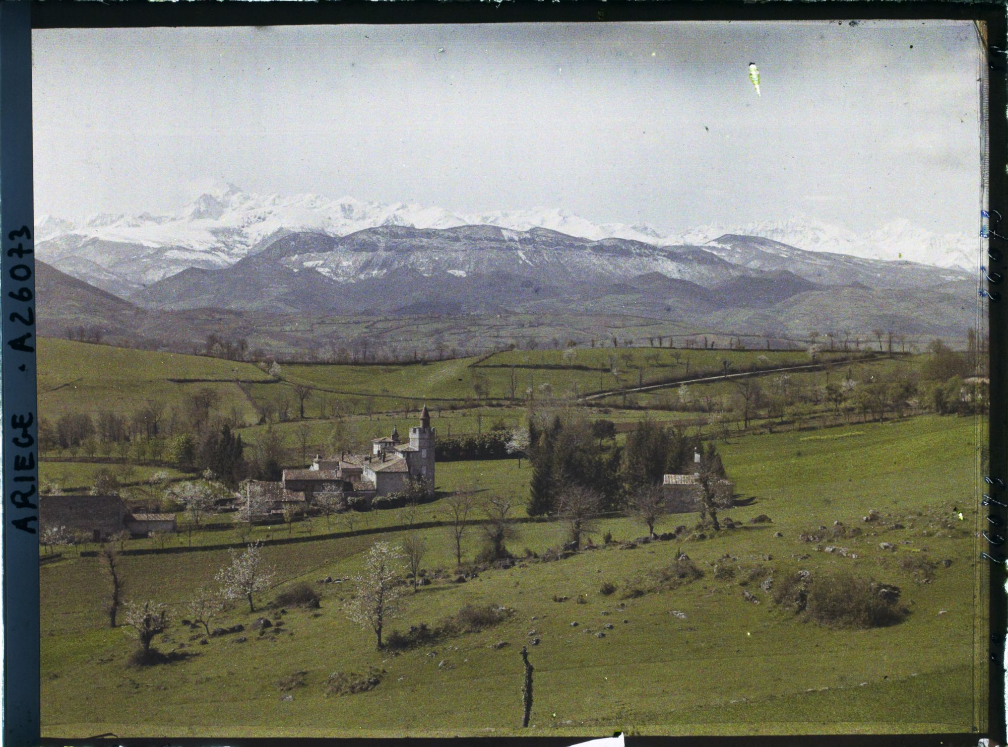 Image représentant Le château des Espas vu de Pujol et la chaîne ; sur la gauche, le mont Vallier