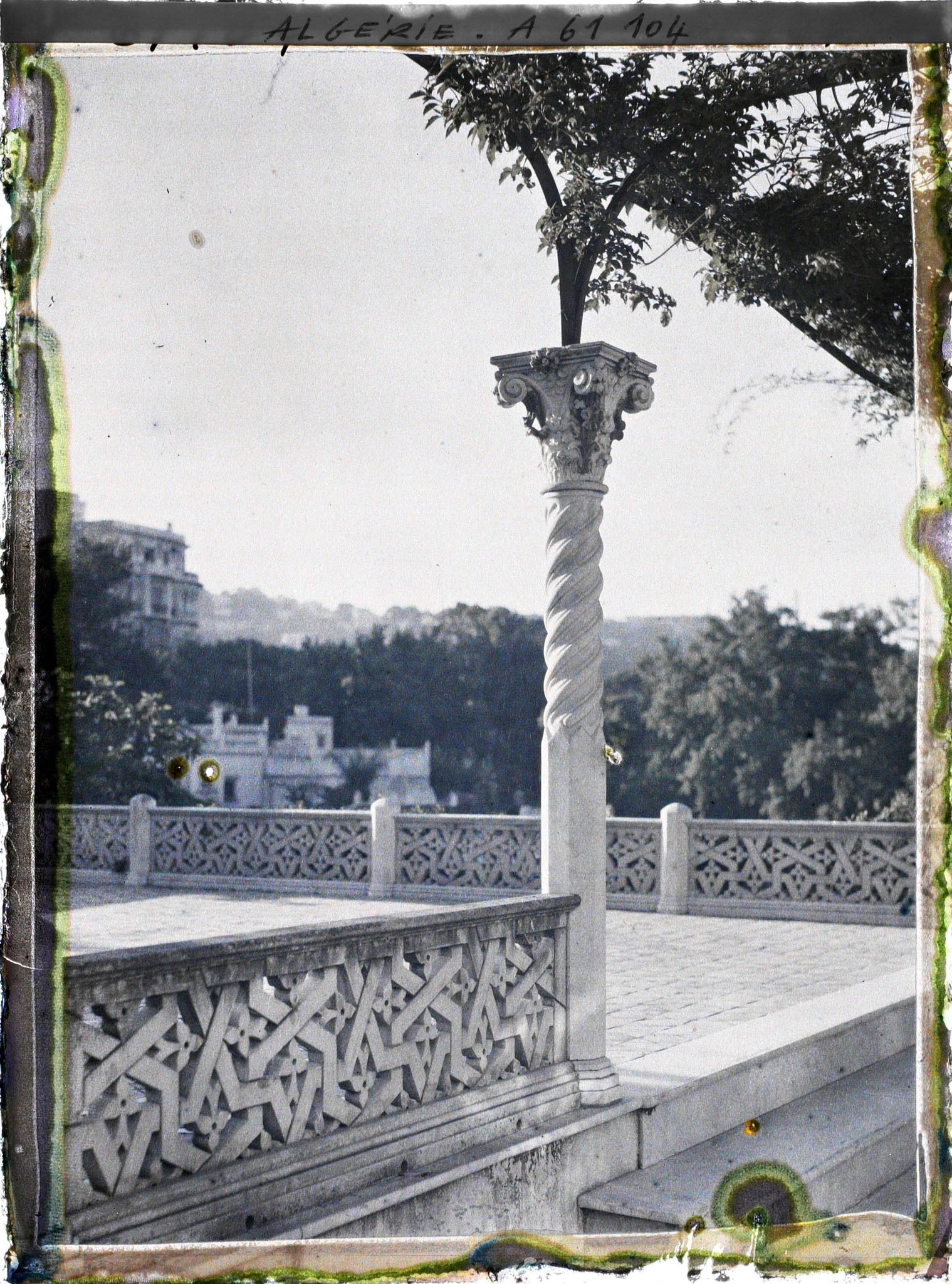 Image représentant Le Palais d'été, une colonne de la terrasse du pavillon mauresque