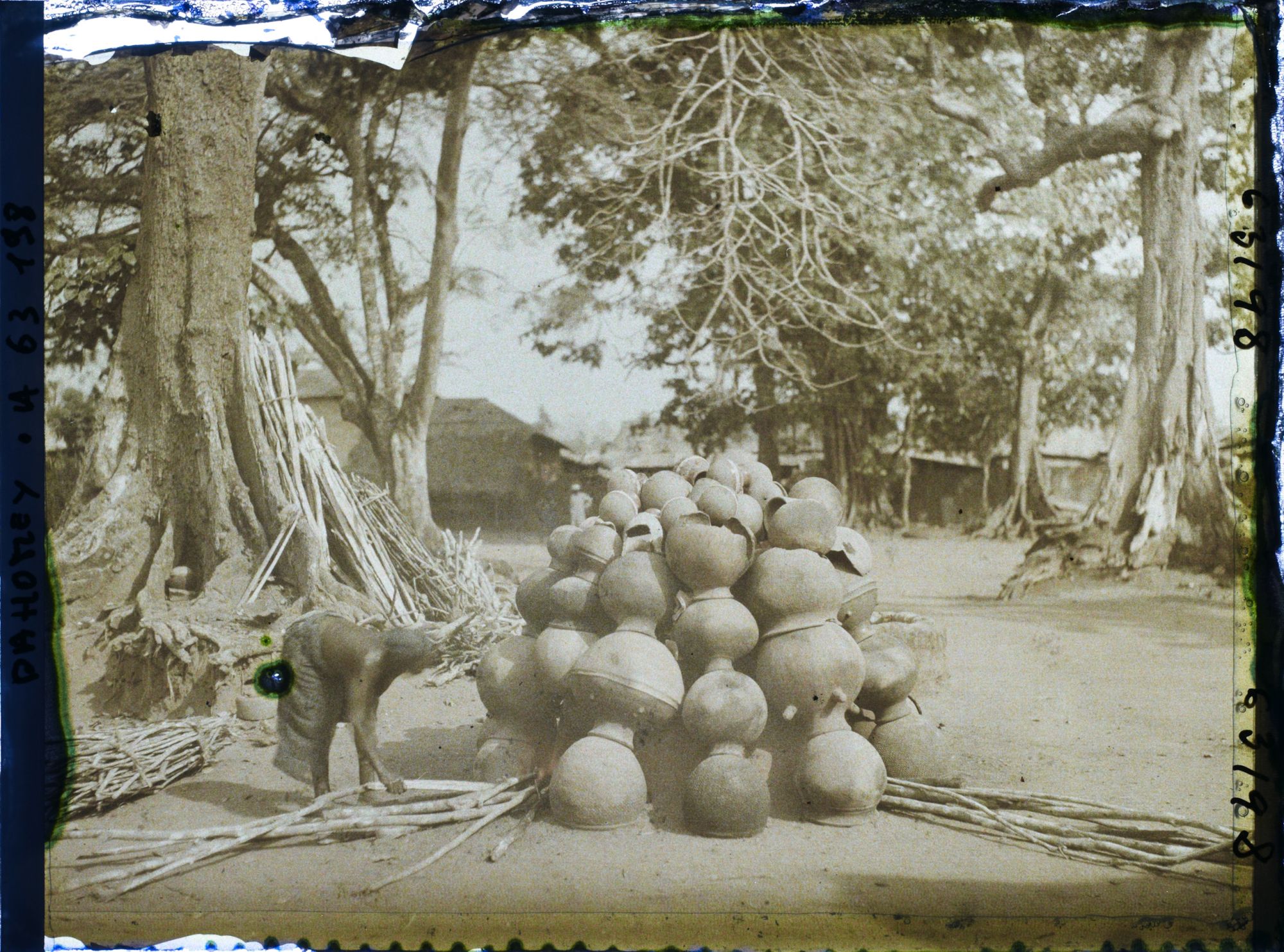 Image représentant Cuisson de poterie sur la place publique