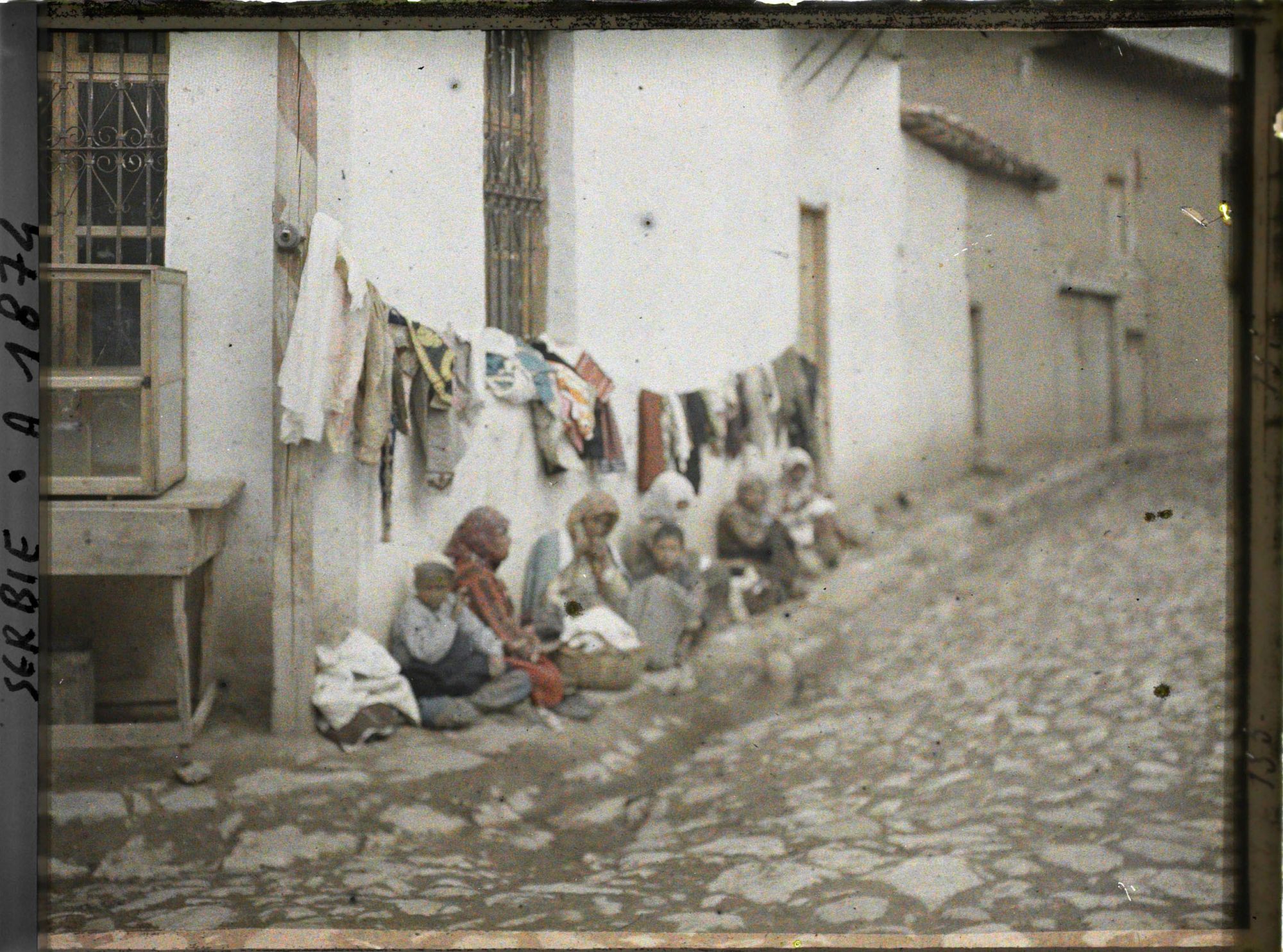 Image représentant Tziganes vendant des vêtements