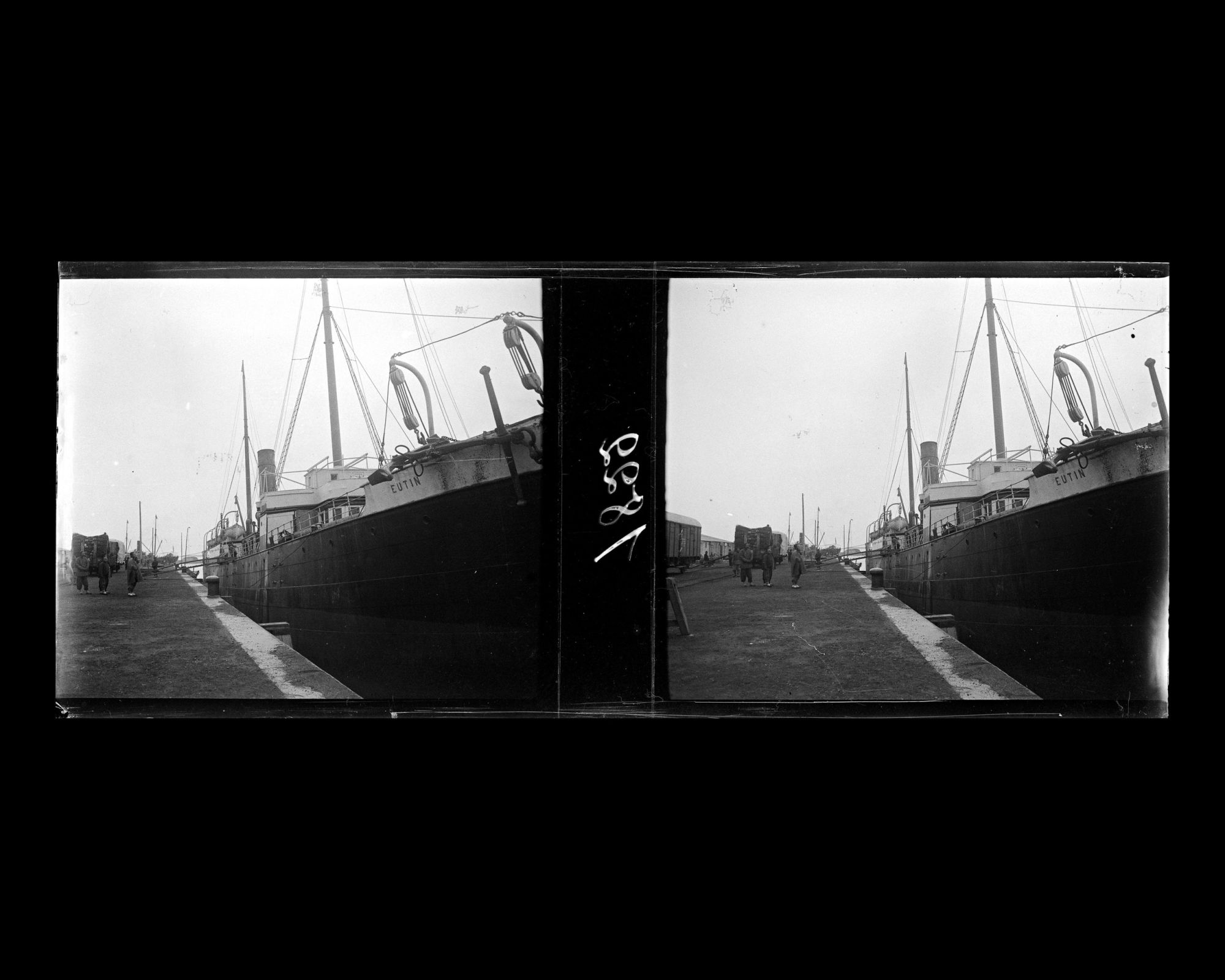 Image représentant Grosser-Hafen, actuel Dagang ("Grand Port"), Le cargo à vapeur Eutin à quai