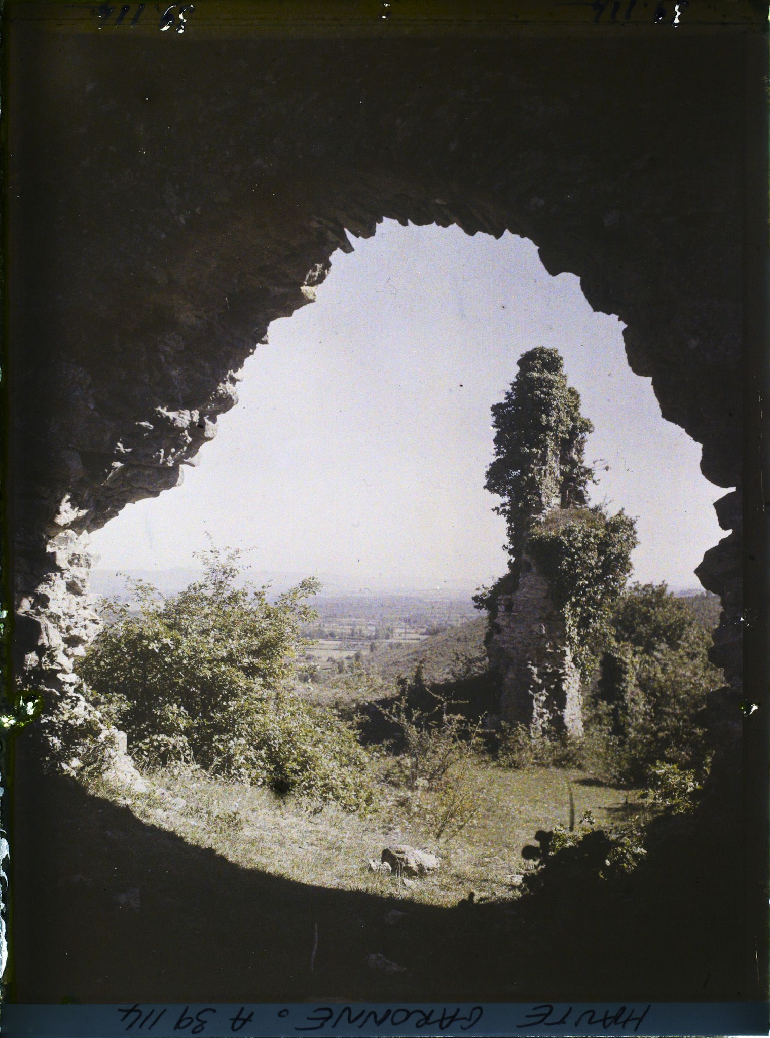 Image représentant France, Montespan Hte Garonne, Vue prise à travers la brèche du Chau de Montespan vers le Nord Est