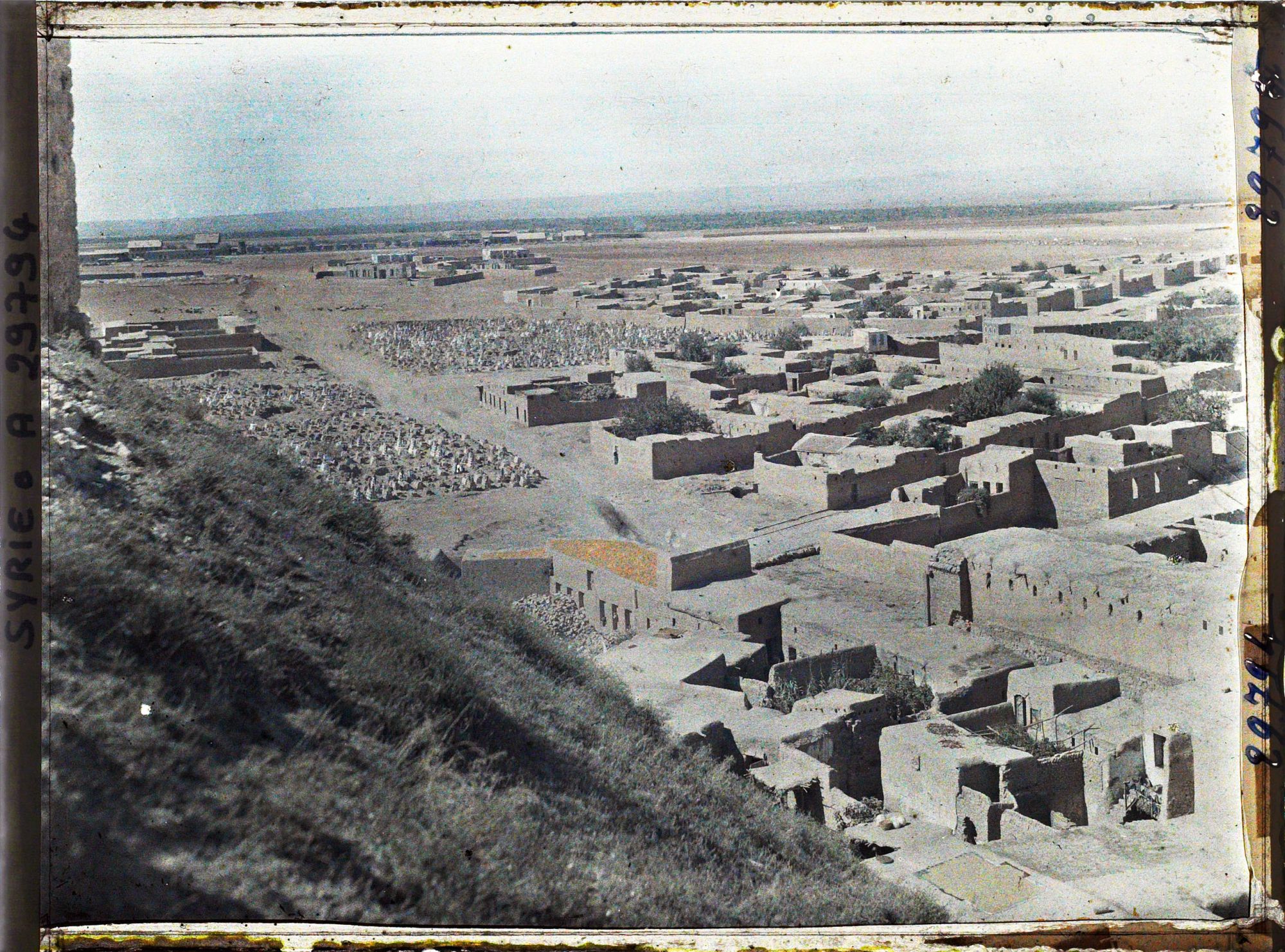Image représentant Les cimetières musulmans et la ville vus des ruines de la citadelle