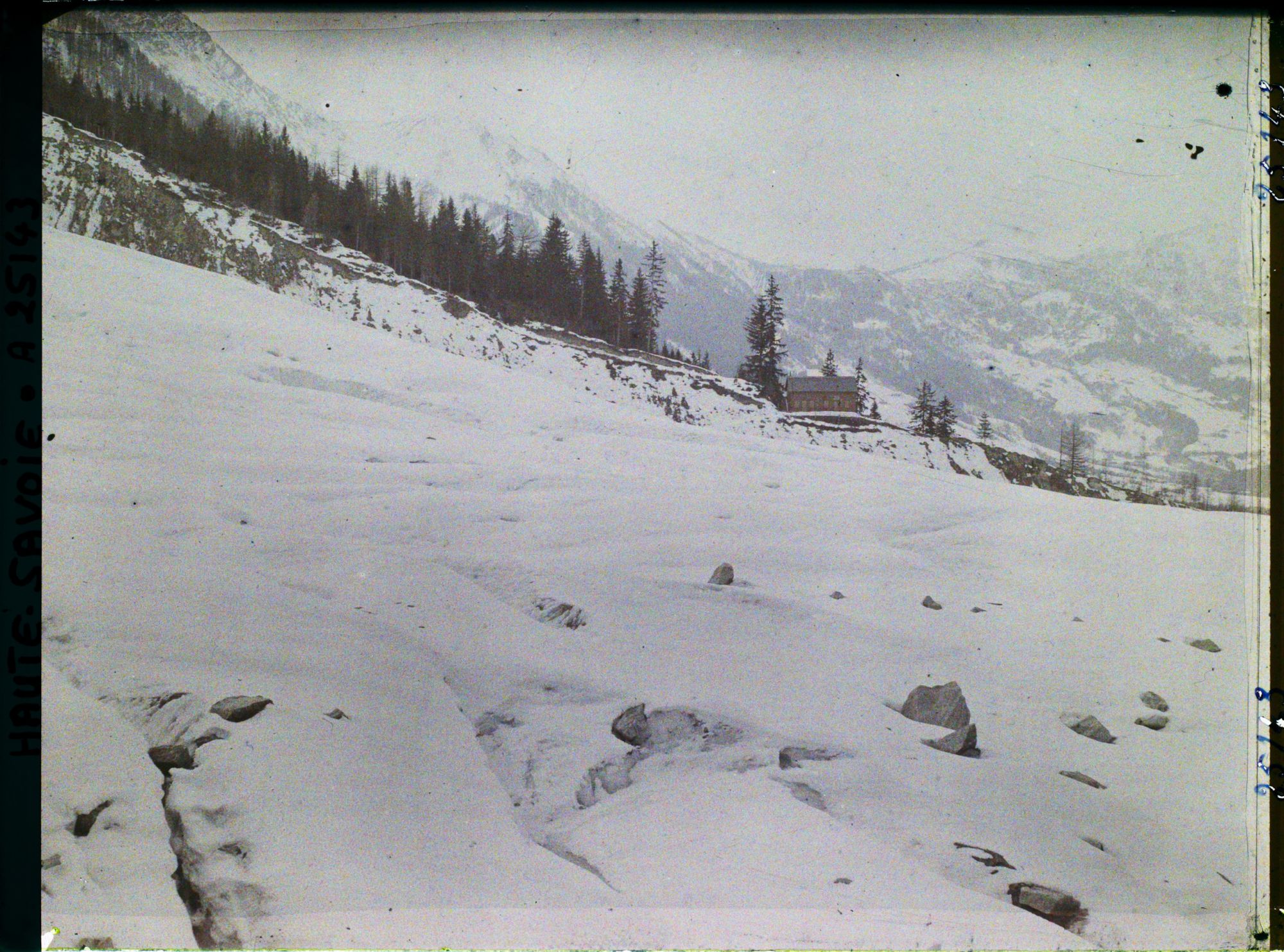 Image représentant France Les Alpes, Glacier des Bossons : Le dessus du glacier des Bossons, les Crevasses sont recouvertes par la neige, dans le fond, le Mt Lachat et le Prarion