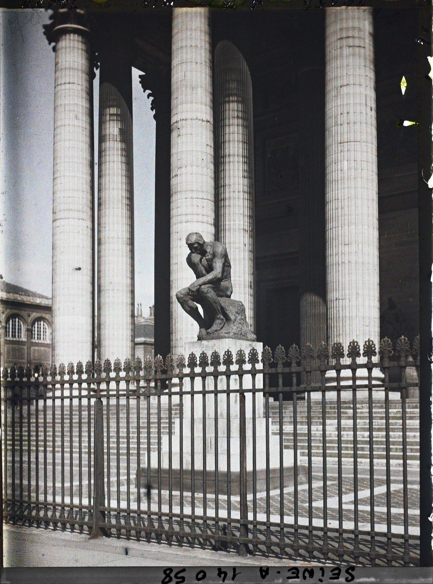 Image représentant Le Penseur de Rodin devant le Panthéon