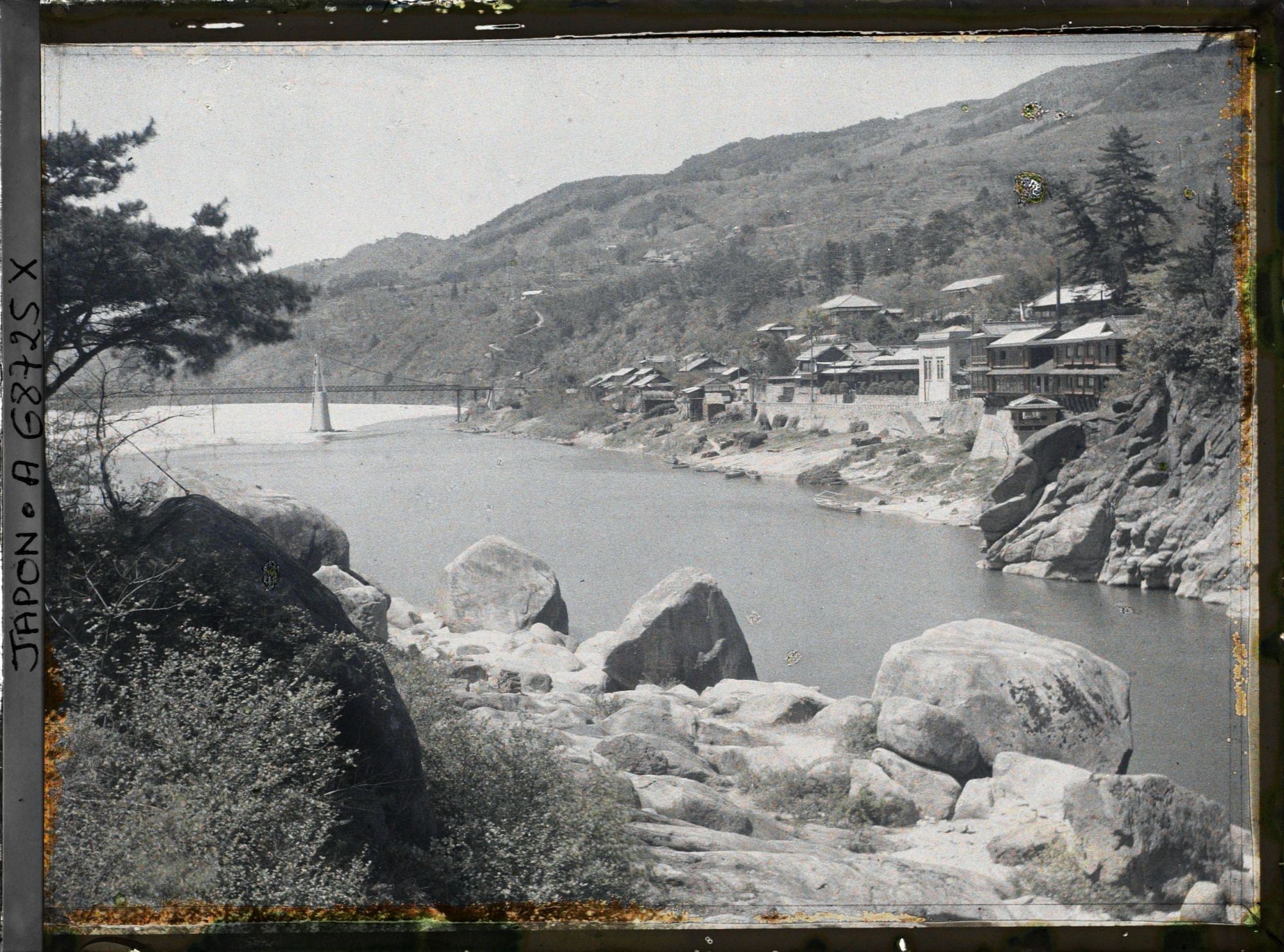 Image représentant Le village de Kasagi vu des rives de la Kizugawa (rivière Kizu)