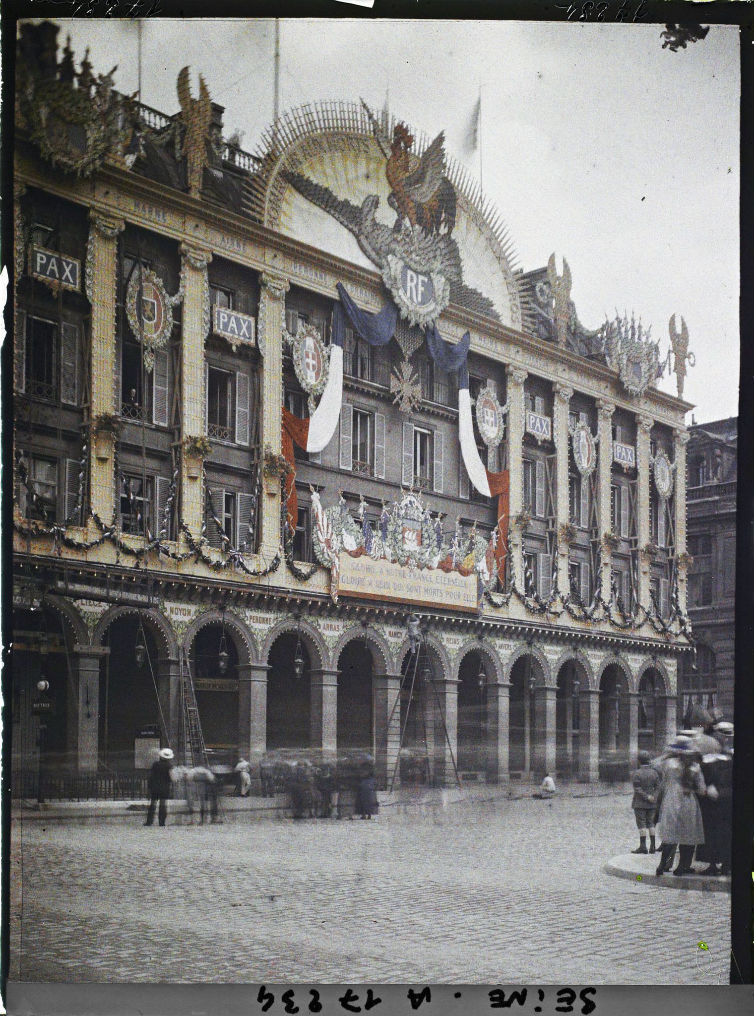 Image représentant Pavoisements pour les fêtes de la Victoire sur les magasins du Louvre place du Palais-Royal
