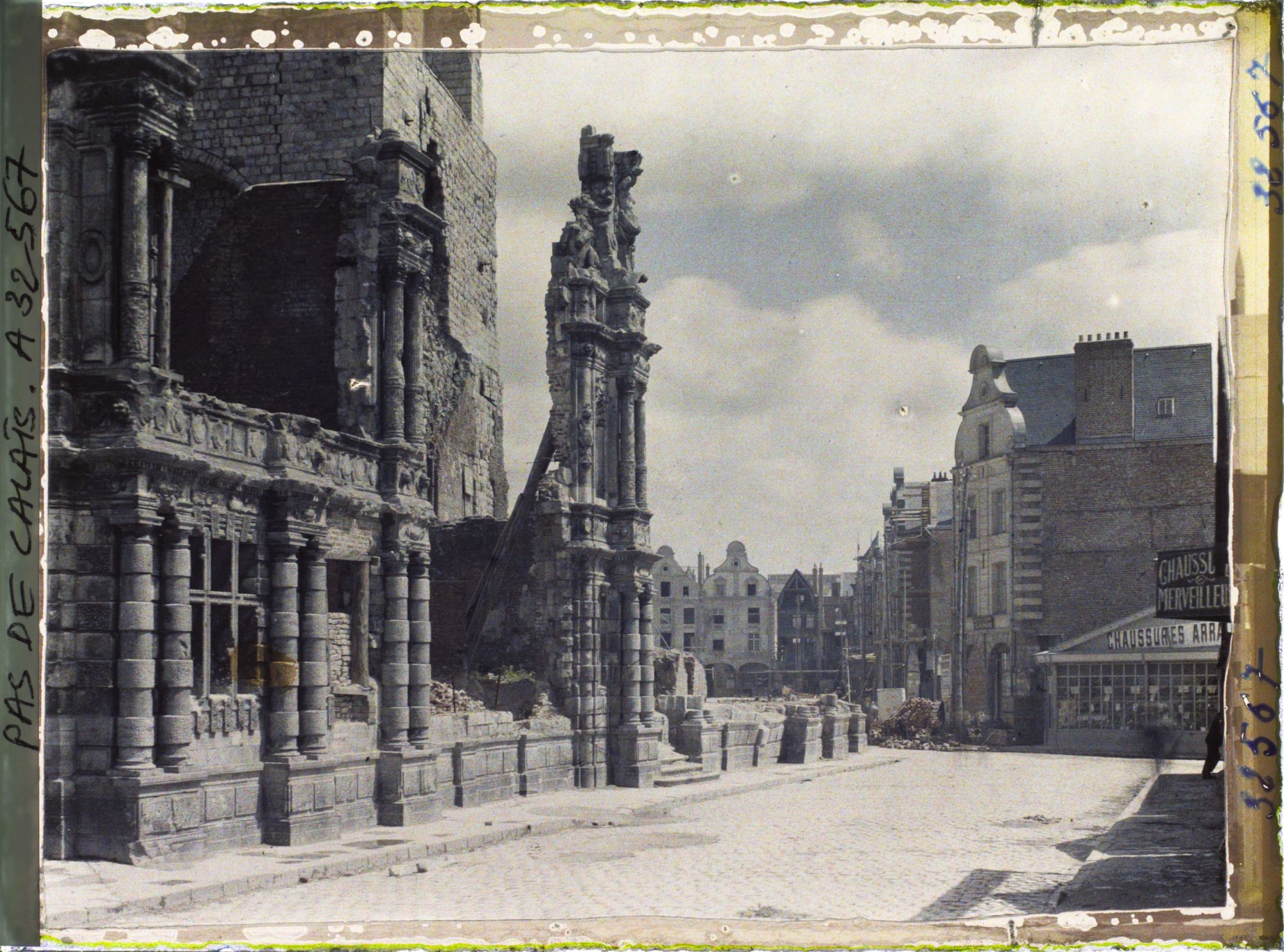 Image représentant France, Arras, Hôtel de Ville et vue vers la petite Place
