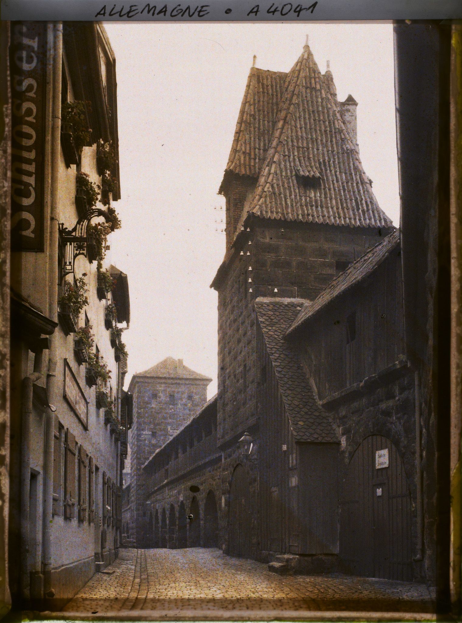 Image représentant Une rue située le long de l'enceinte de la vieille ville