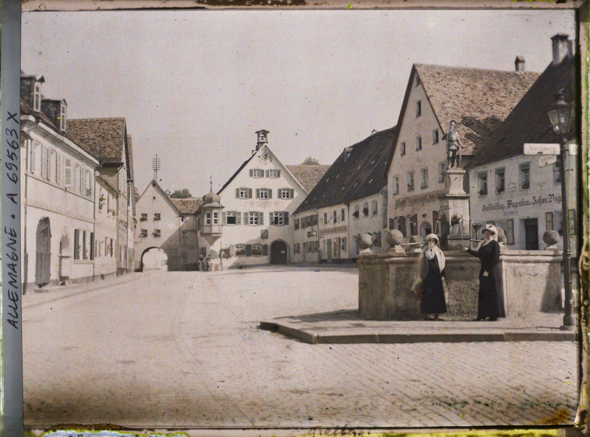 Image représentant Madame et Mademoiselle von Schoen  devant la fontaine de Grafenberg