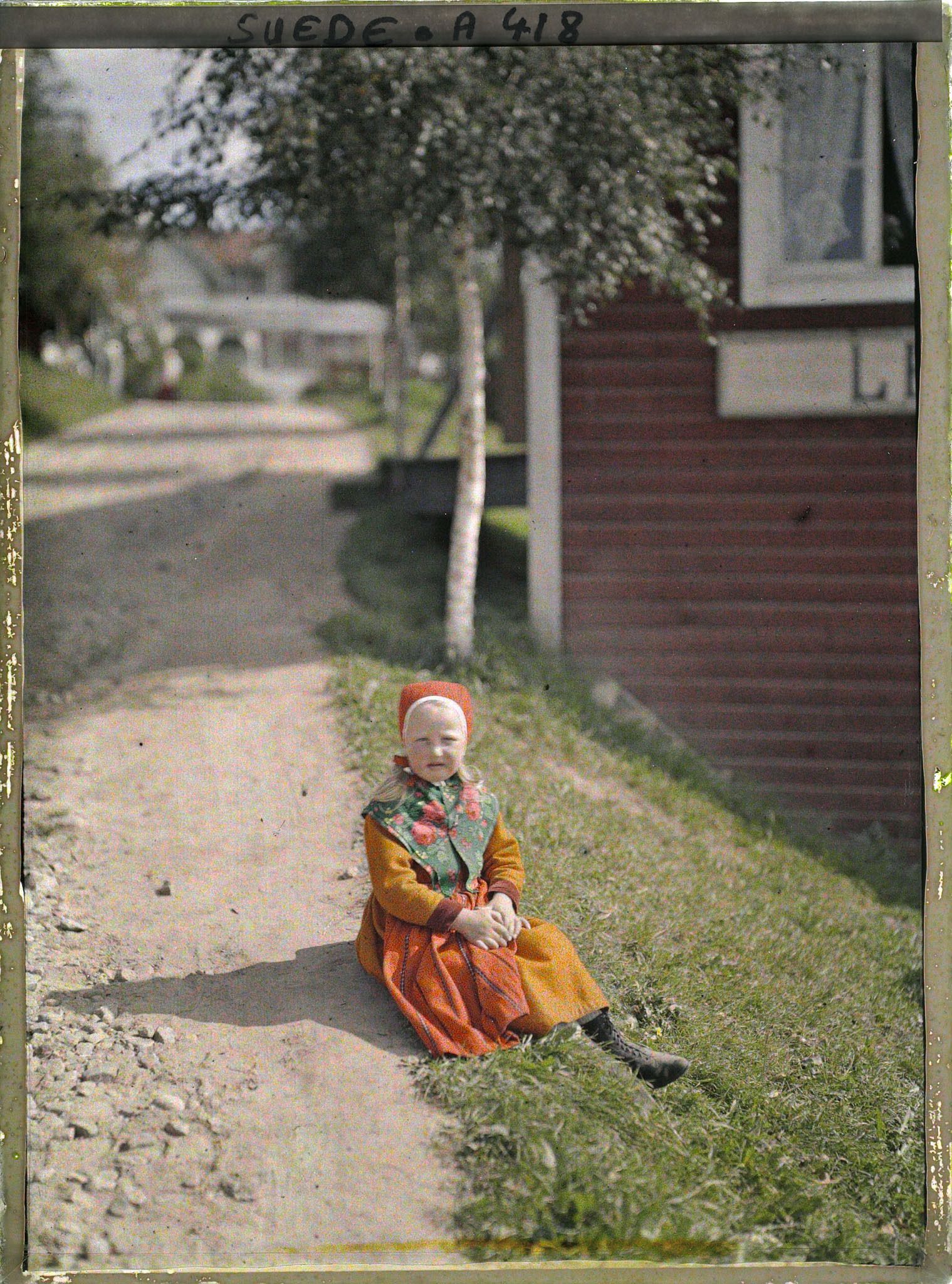 Image représentant Lisskulla (Jeune Dalécarlienne) assise sur le bord de la route