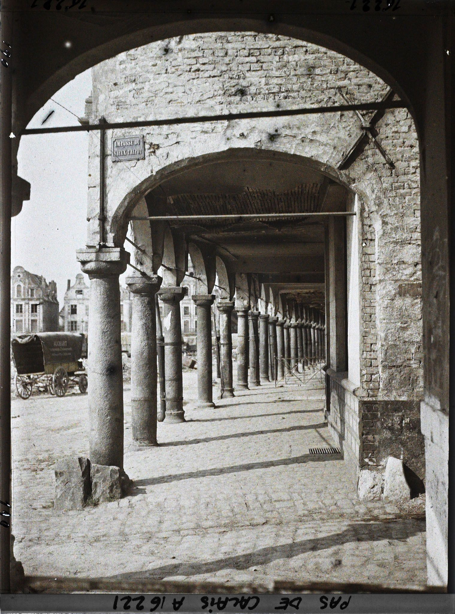 Image représentant France, Arras, Les arcades de la Grande Place