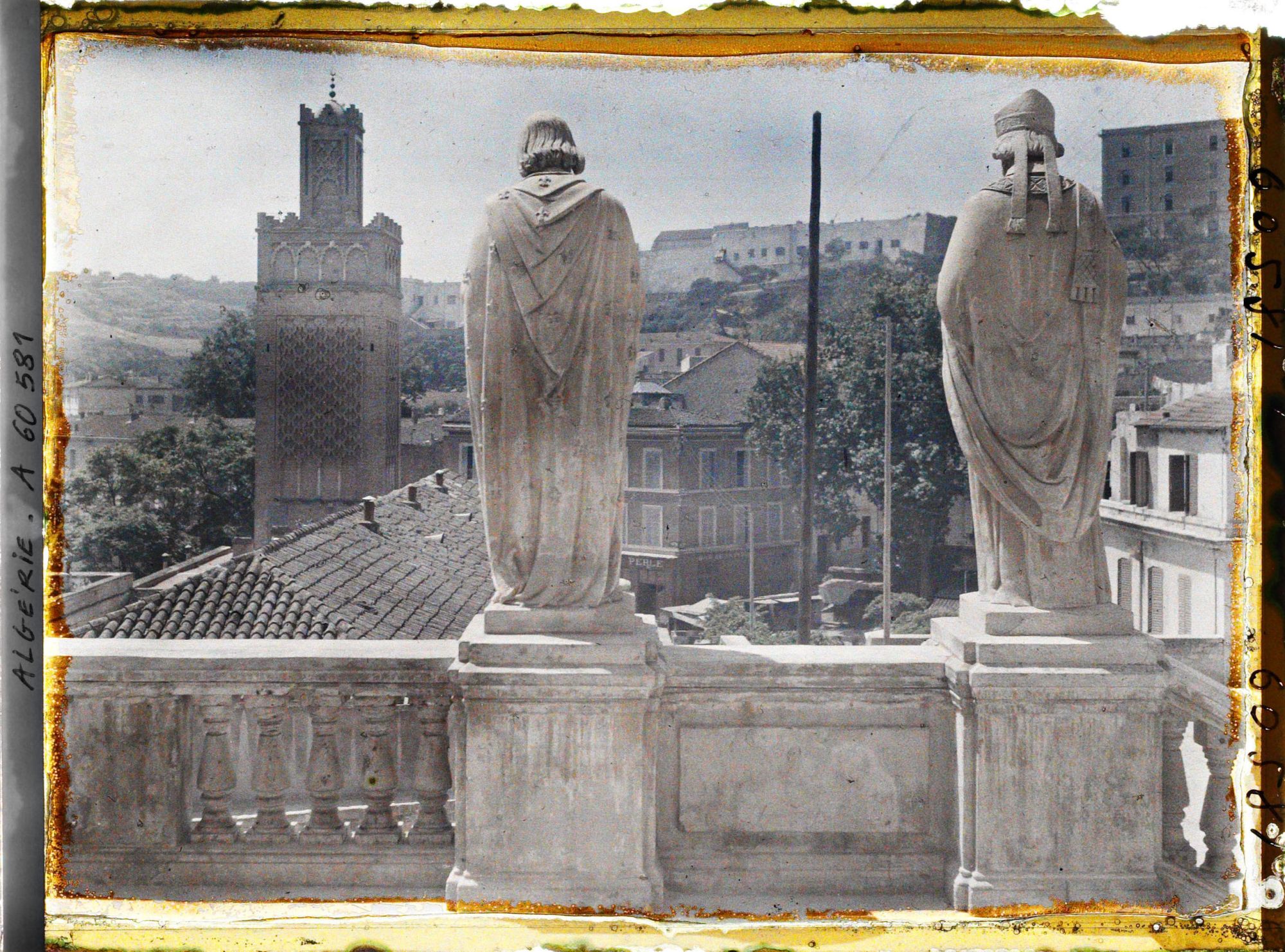 Image représentant Vue sur le minaret d'El Haouari, prise depuis le parvis de l'église Saint Louis