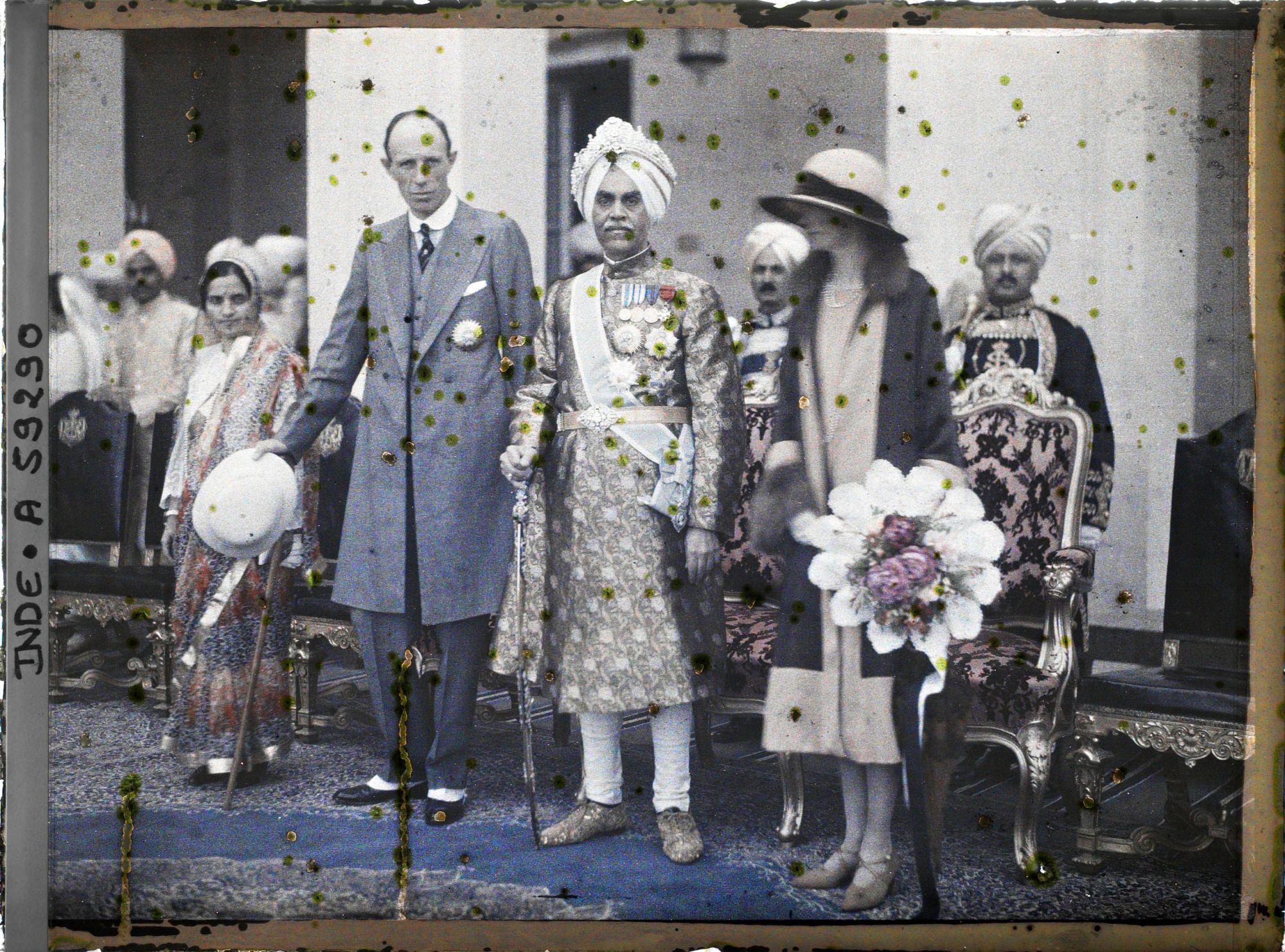 Image représentant Le maharajah Jagatjit Singh entouré de Lord et Lady Irwin pendant le jubilé