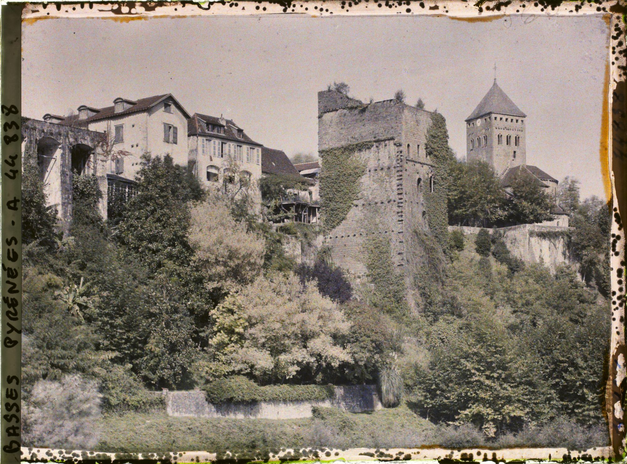 Image représentant France, Sauveterre de Béarn, Sauveterre et son clocher, vus du vieux Pont