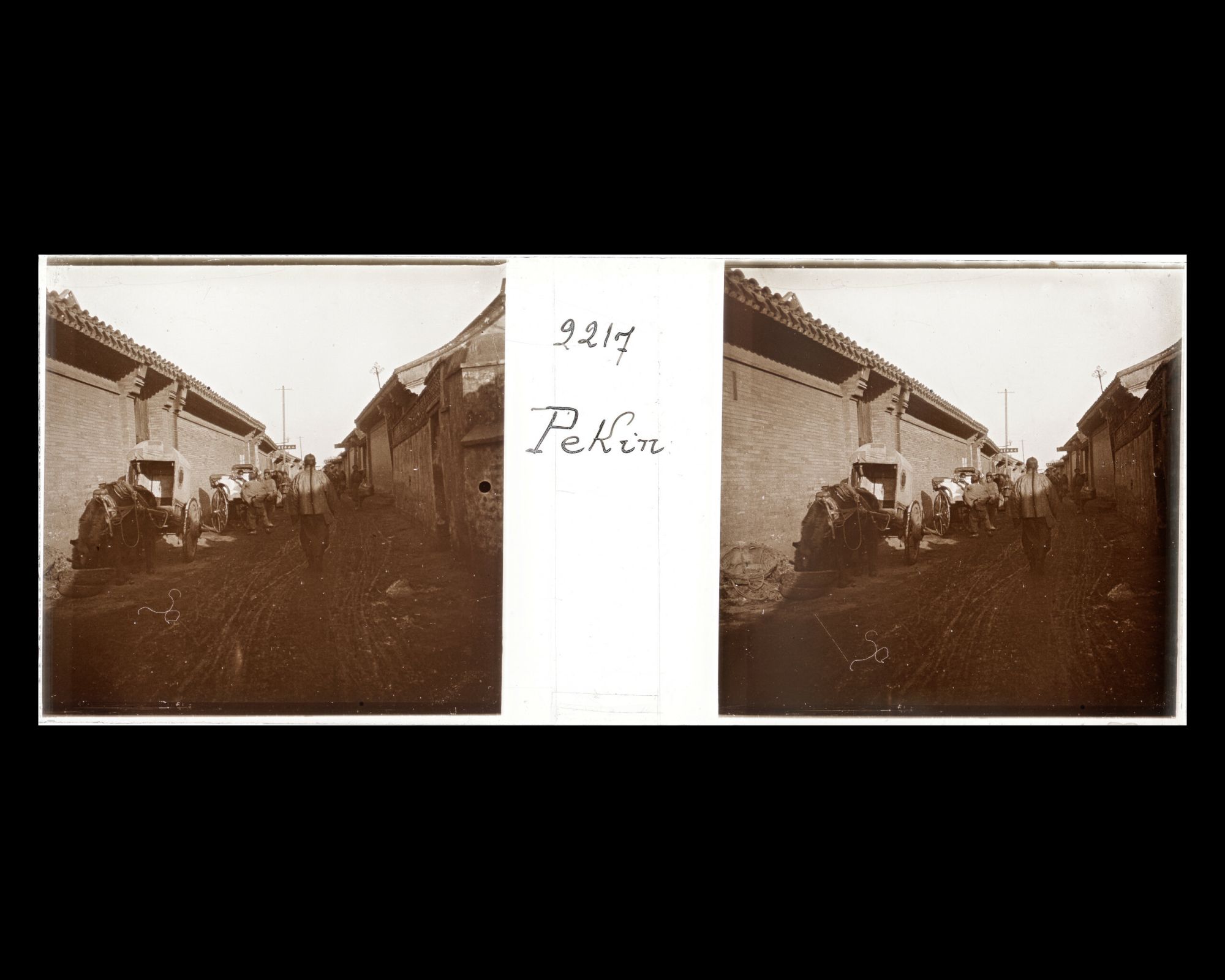 Image représentant Des passants et des pousse dans Tanerhutong ("ruelle du Charbon")