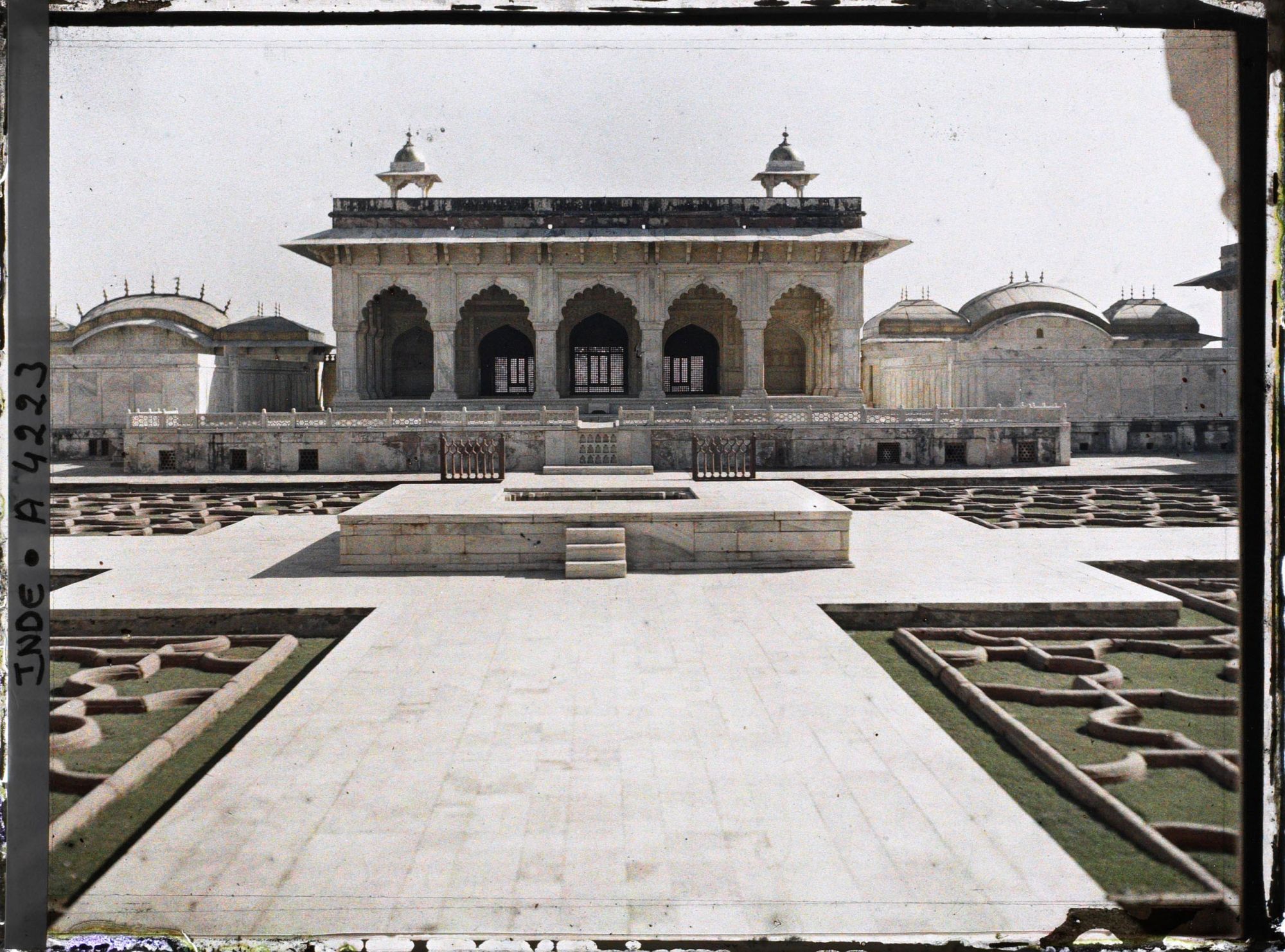 Image représentant Le palais privé (Khas Mahal) de Shah Jahan, ouvrant sur le jardin des Raisins (Anguri Bagh) dans le fort Rouge (Lal Qila)