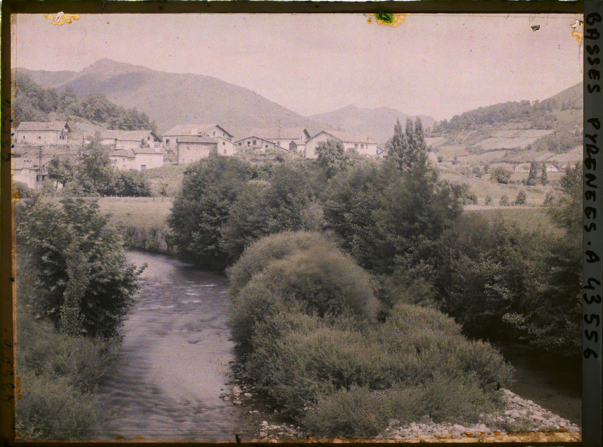 Image représentant France, St Etienne de Baigorry, Vue prise du Pont s/ la vallée et le Vieux Village