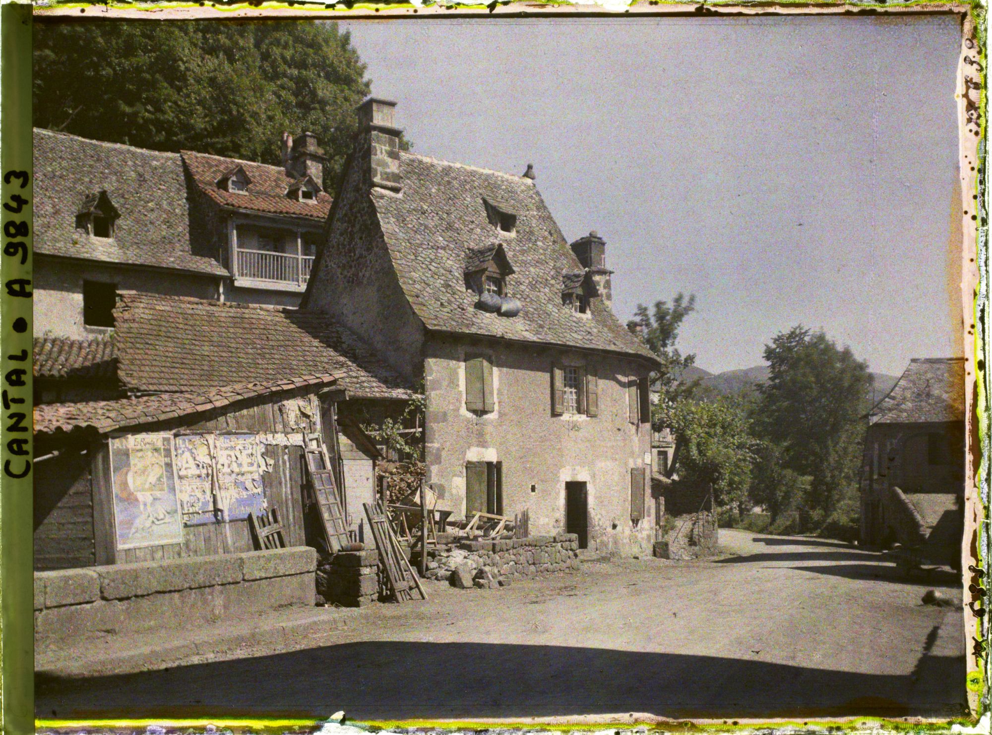 Image représentant Une rue du village avec ses maisons