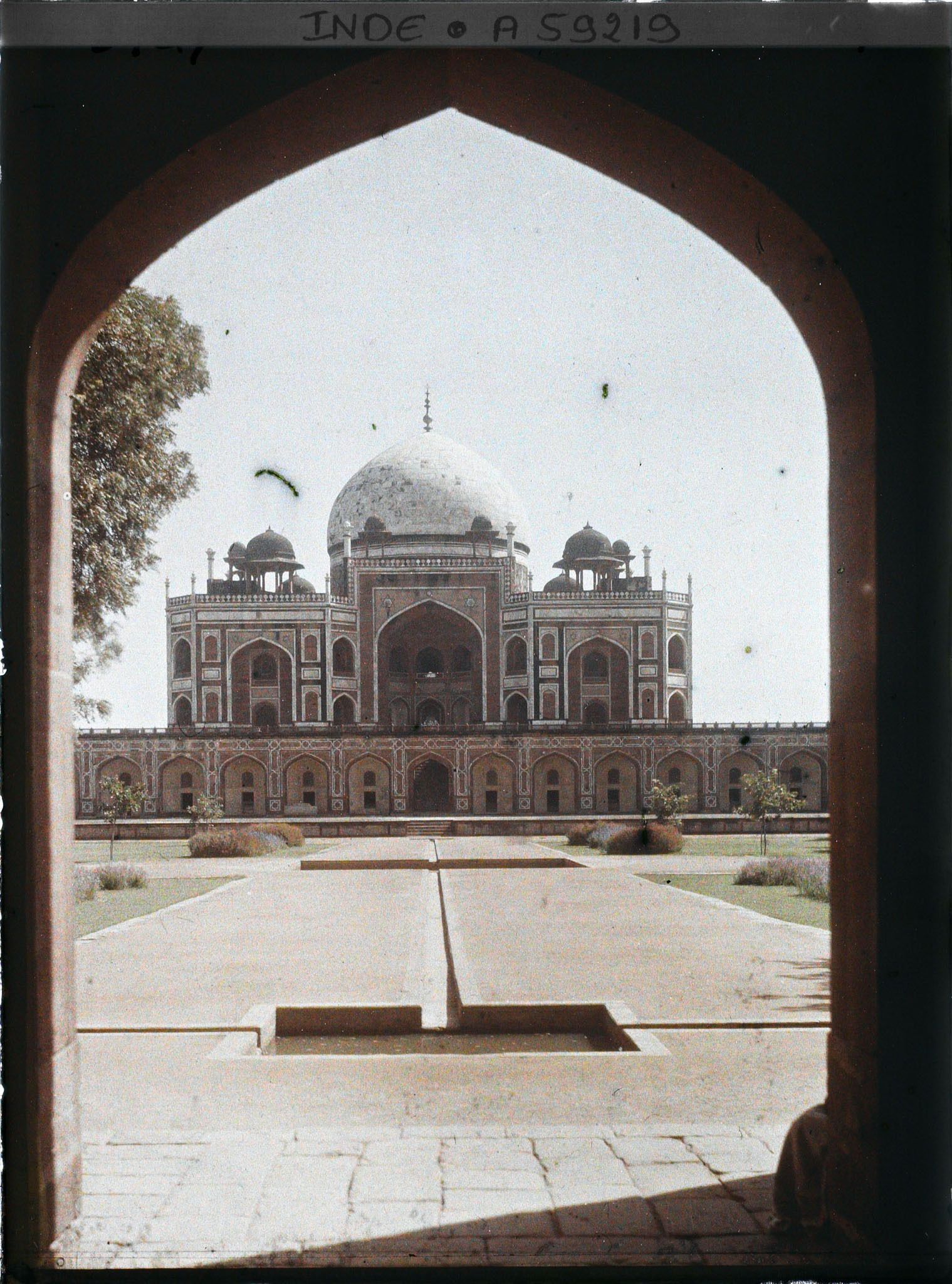 Image représentant La façade occidentale du mausolée de Humayun, vue de la porte d'entrée du jardin moghol