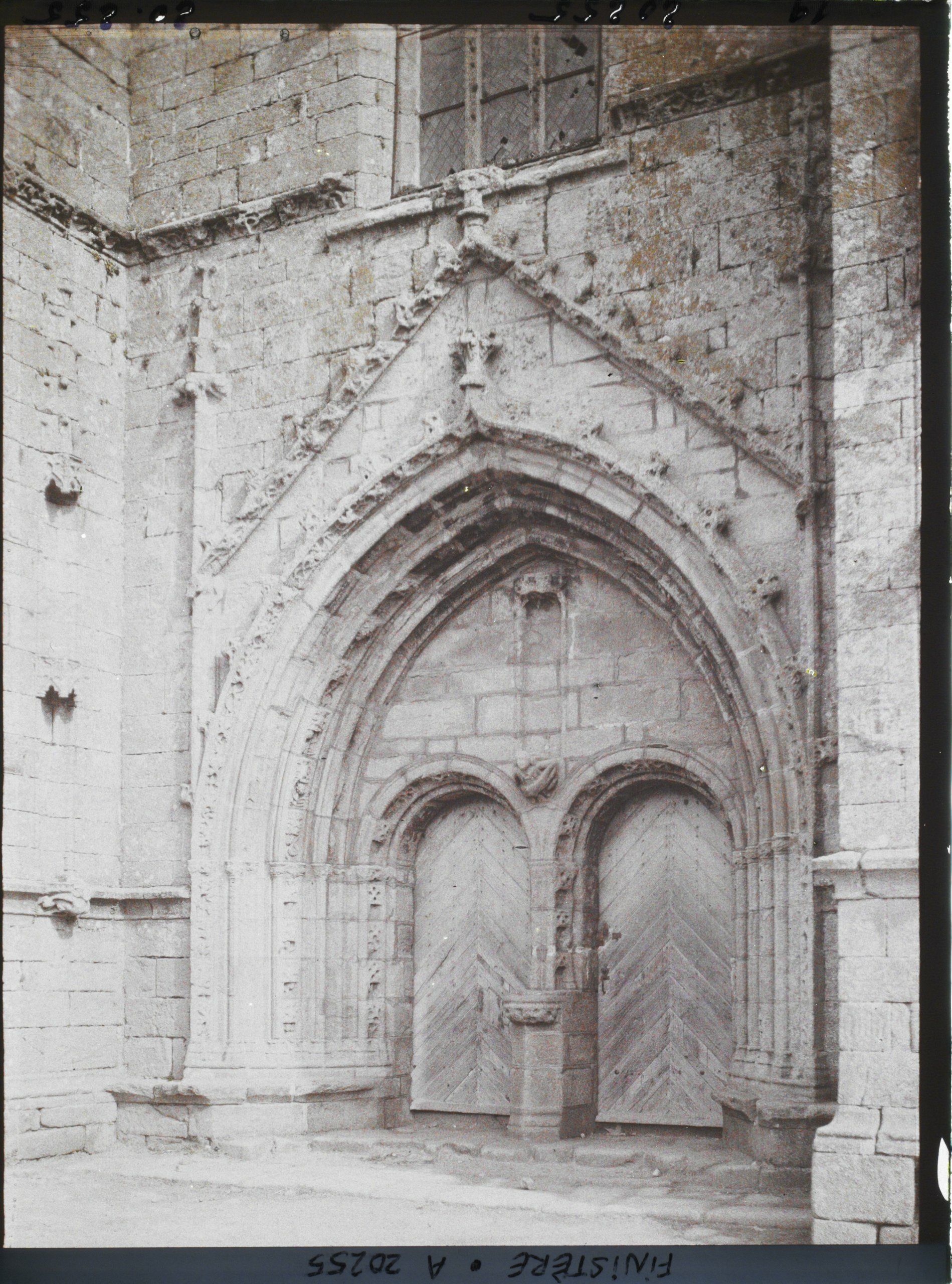 Image représentant Portail de l'église Saint-Guénolé connue sous le nom de tour Carrée