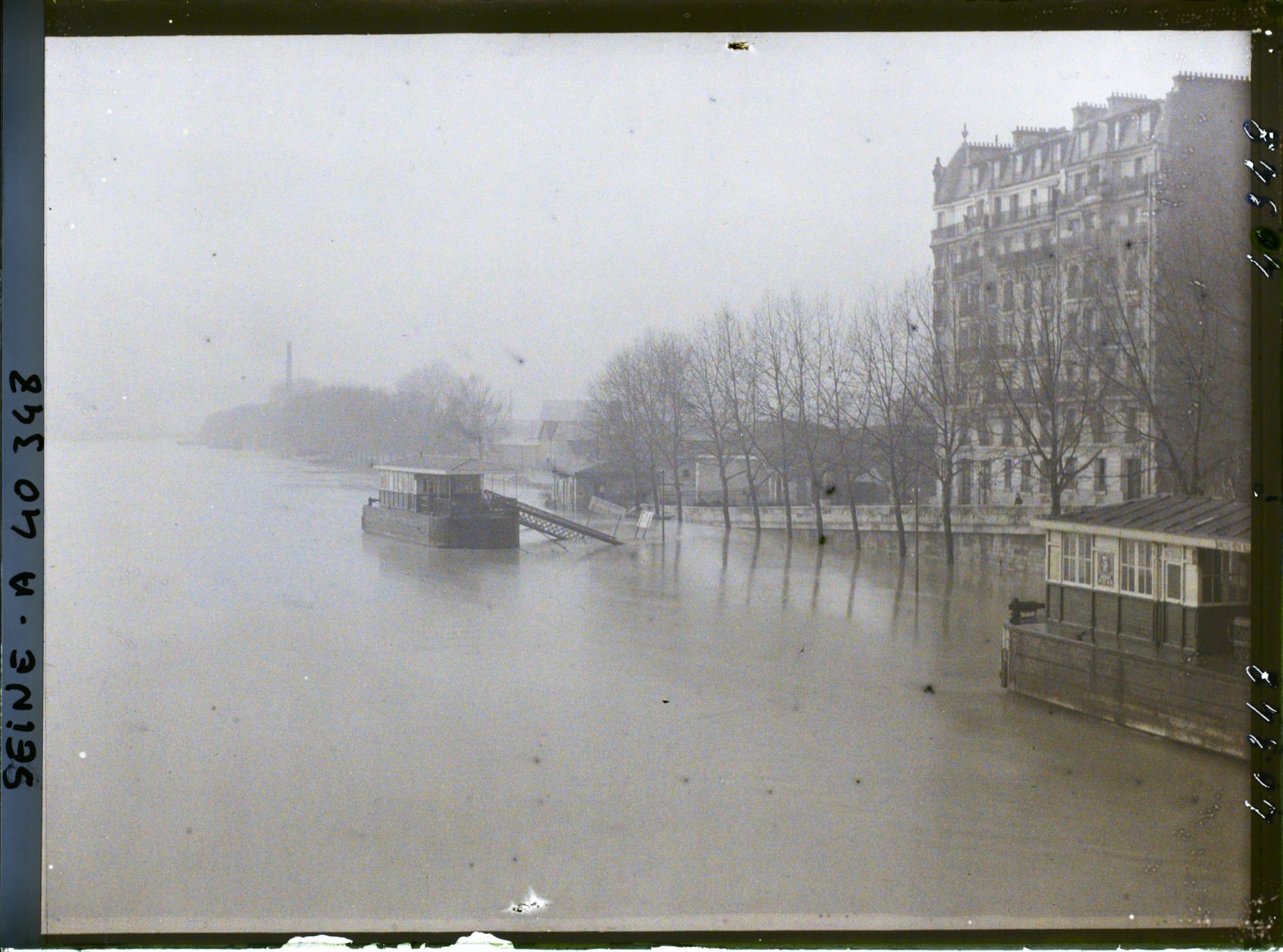 Image représentant La Seine en crue depuis le viaduc d'Auteuil (aujourd'hui pont du Garigliano), quai de Javel ?