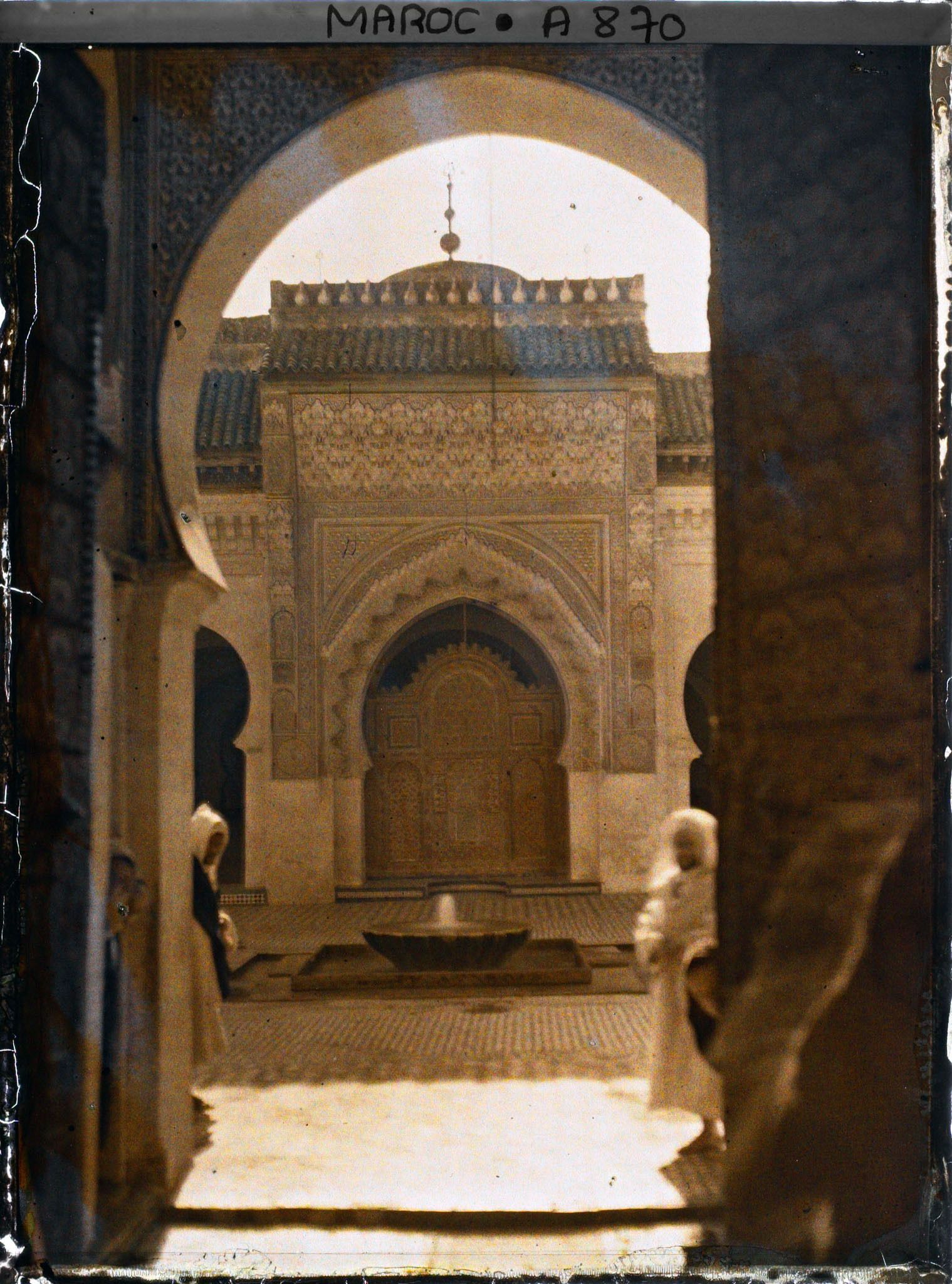 Image représentant Vue de la nef centrale depuis la Porte des Roses de la mosquée-université el Qarayouine
