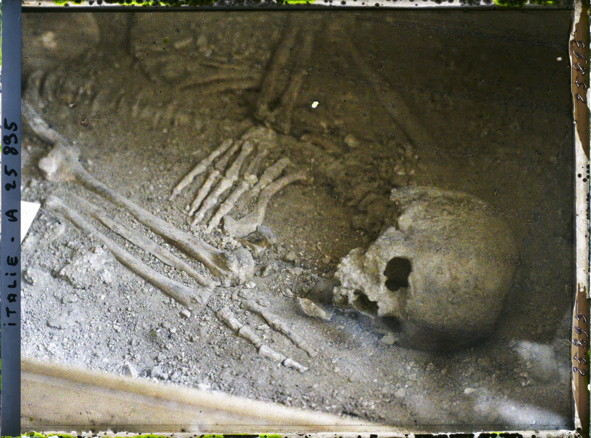 Image représentant Grotte Barma Grande, squelette trouvé le 12 janvier 1894