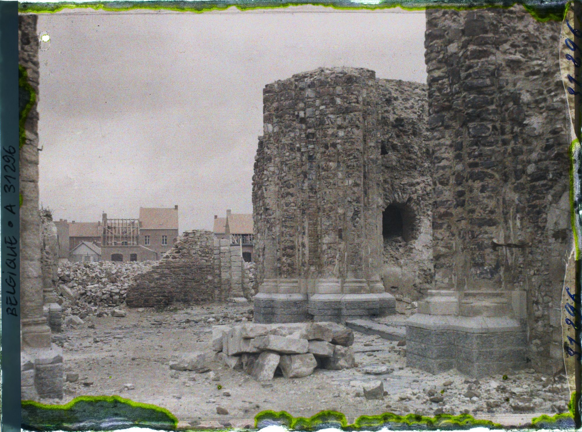 Image représentant Belgique, Messines, Ruines de l'Eglise et nouvelles maisons