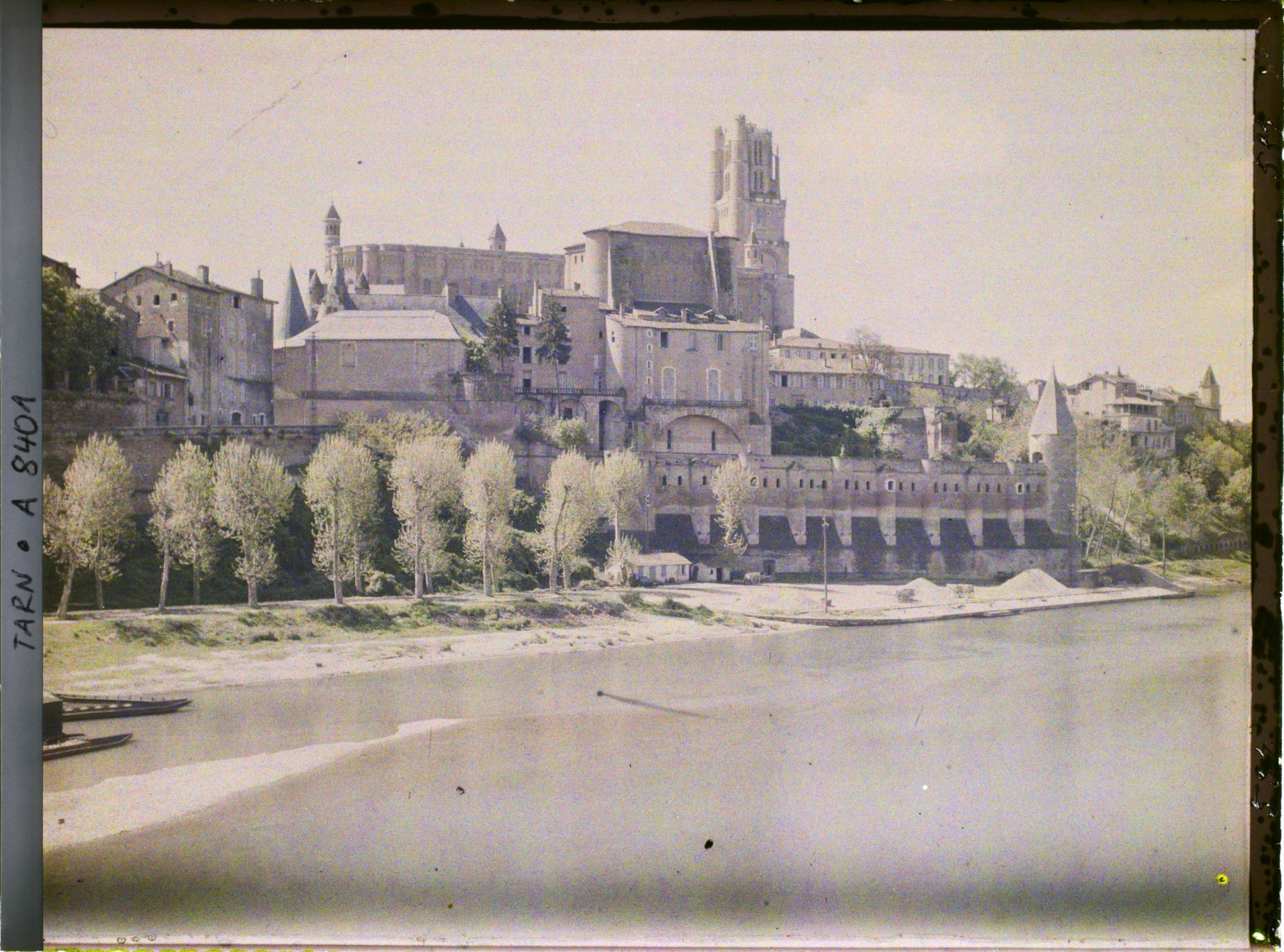 Image représentant La cathédrale Sainte-Cécile, vue du pont vieux